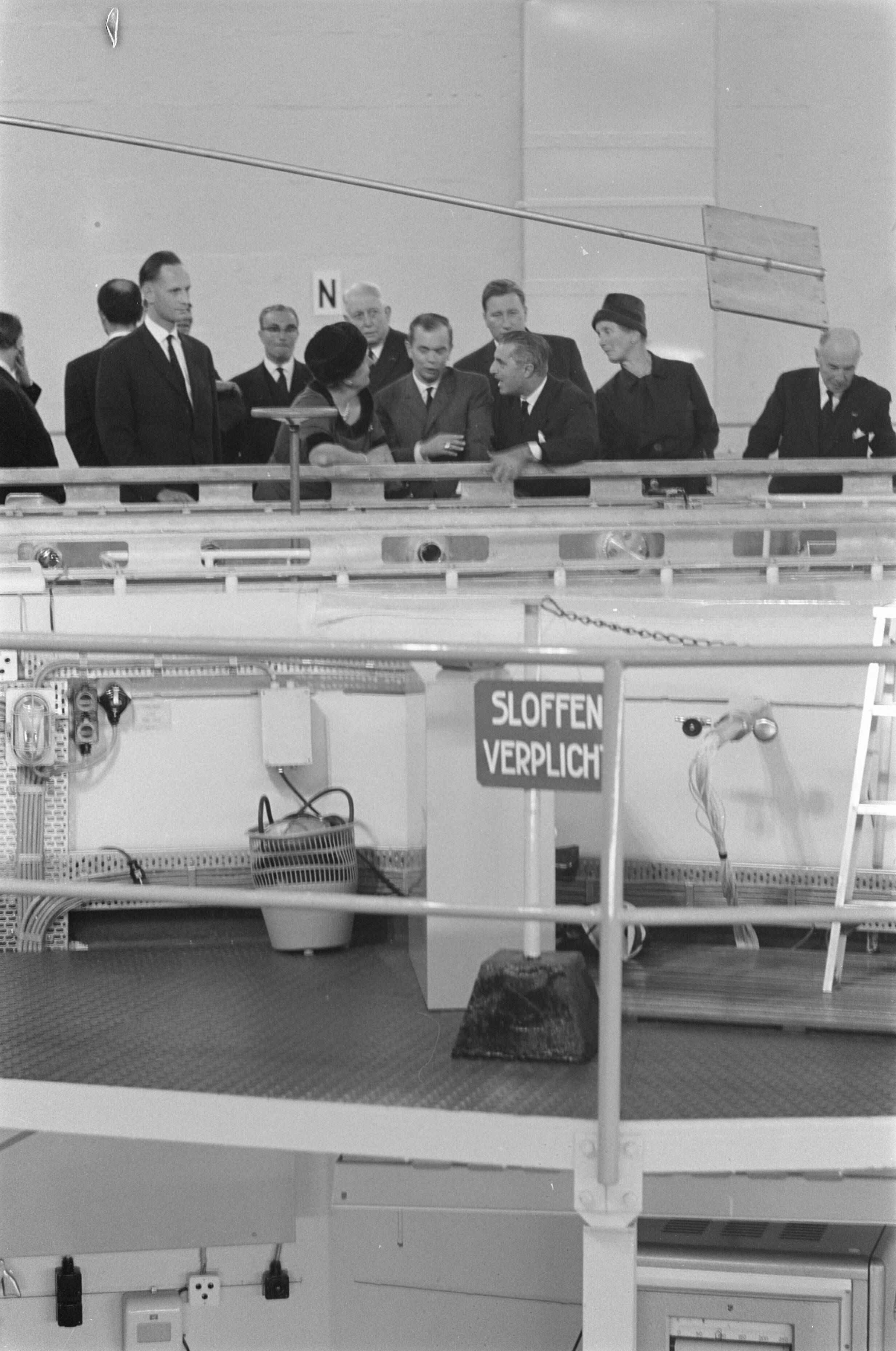 Fotocollectie Anefo — Koningin Juliana brengt een bezoek aan het Reactor-centrum te Petten — Foto: Pot, Harry / Anefo. Licentie: Set B: Rechtenvrij / Publiek Domein. Bron: Nationaal Archief. http://hdl.handle.net/10648/aa1f68fc-d0b4-102d-bcf8-003048976d84