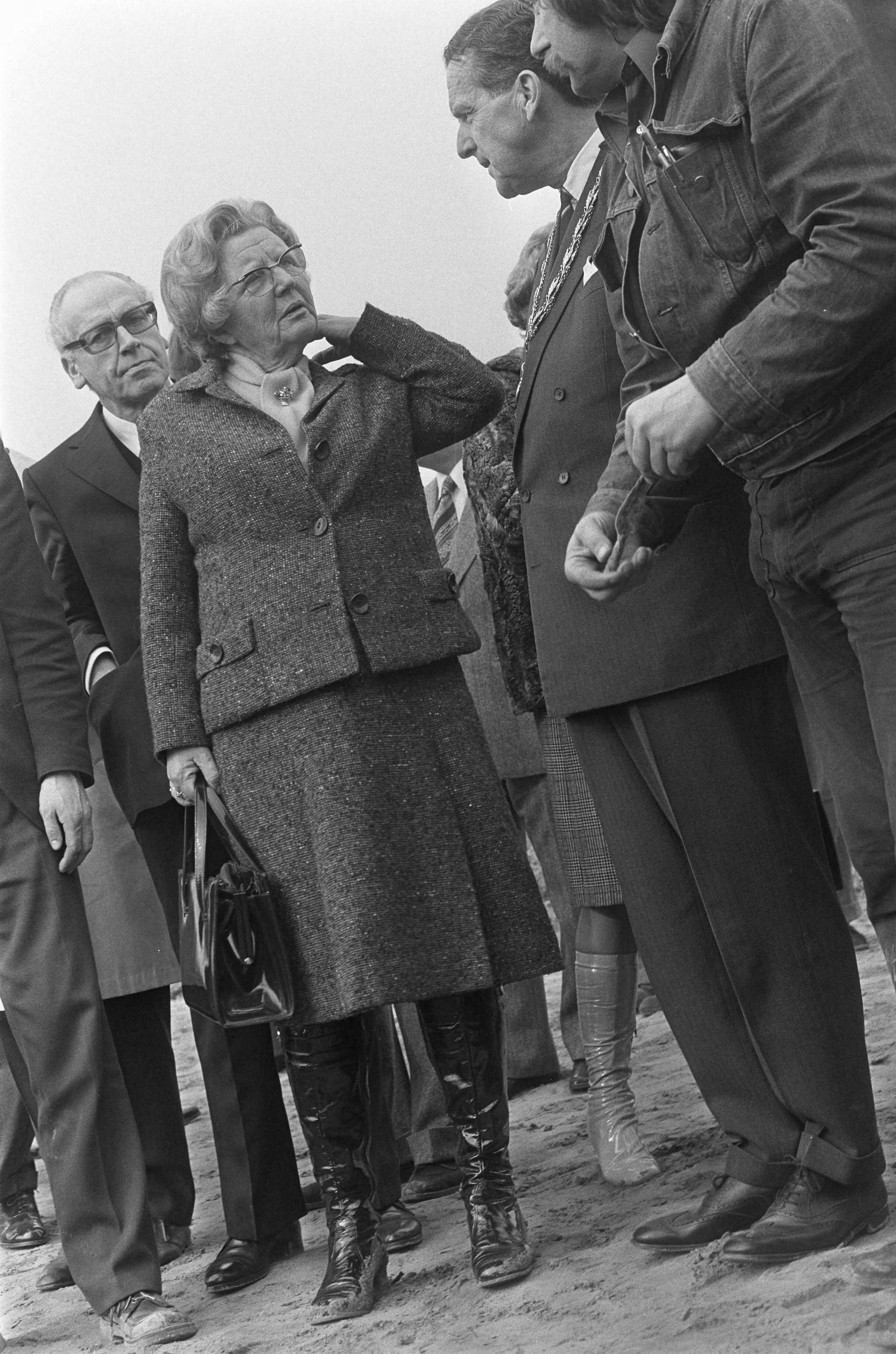 Fotocollectie Anefo — koningin Juliana bezoekt wrak Romeins schip in Zwammerdam; koningin Juliana bij het wrak — Foto: Mieremet, Rob / Anefo. Licentie: Set B: Rechtenvrij / Publiek Domein. Bron: Nationaal Archief. http://hdl.handle.net/10648/ac4715f8-d0b4-102d-bcf8-003048976d84