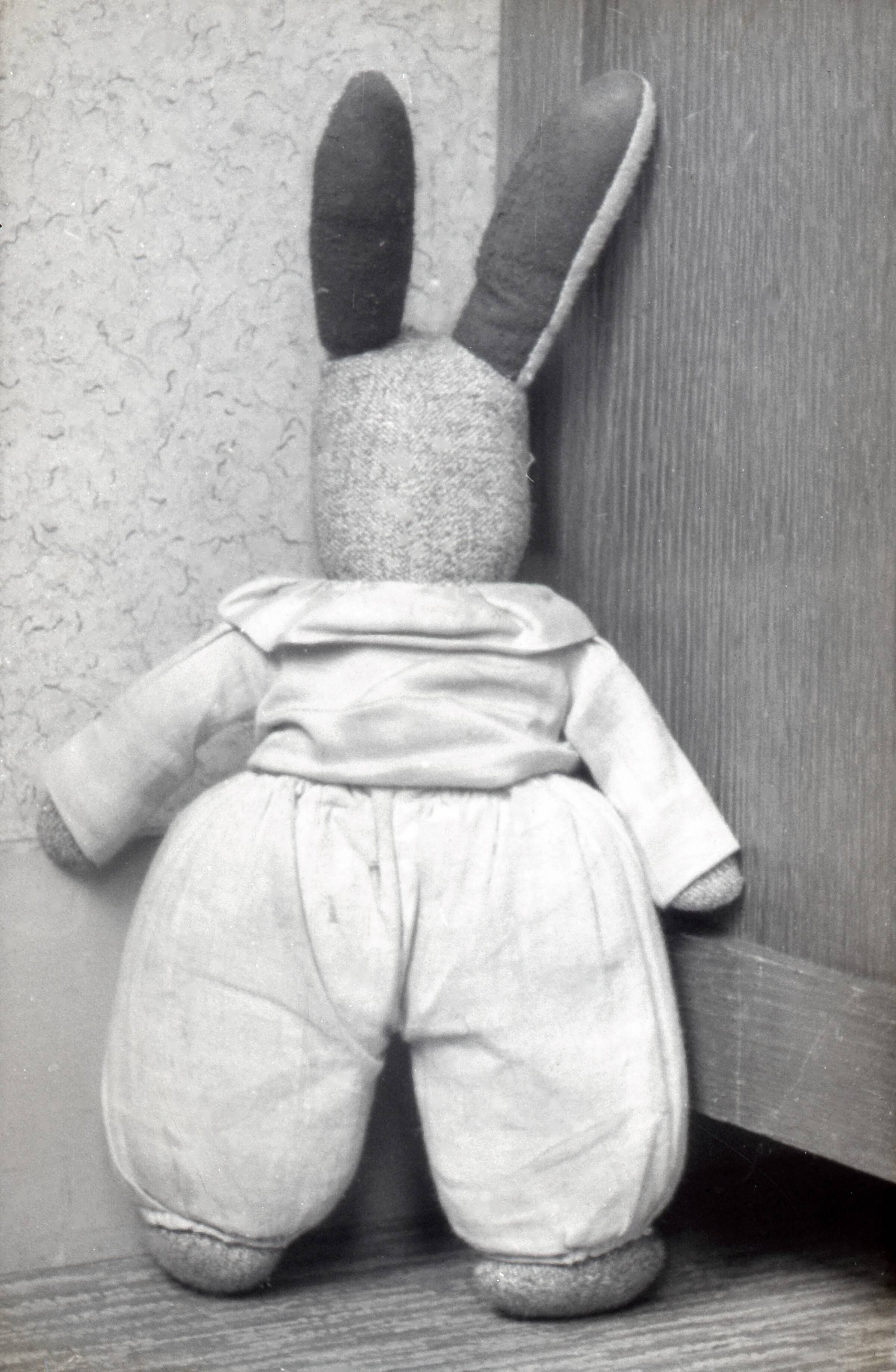 Bouman, Tom (BOUMAN 062) — Uit de serie: Speelgoedkonijn loopt weg na stout te zijn geweest. Nummer S.48: konijn moet als straf in de hoek staan. Nederland, [Den Haag], zonder datum [omstreeks 1945-1955]. — Foto: Bouman, Tom / Spaarnestad Photo (05887). Licentie: Set B: Rechtenvrij / Publiek Domein. Bron: Nationaal Archief. http://hdl.handle.net/10648/35429da7-69f3-a382-e063-6df0900a6686