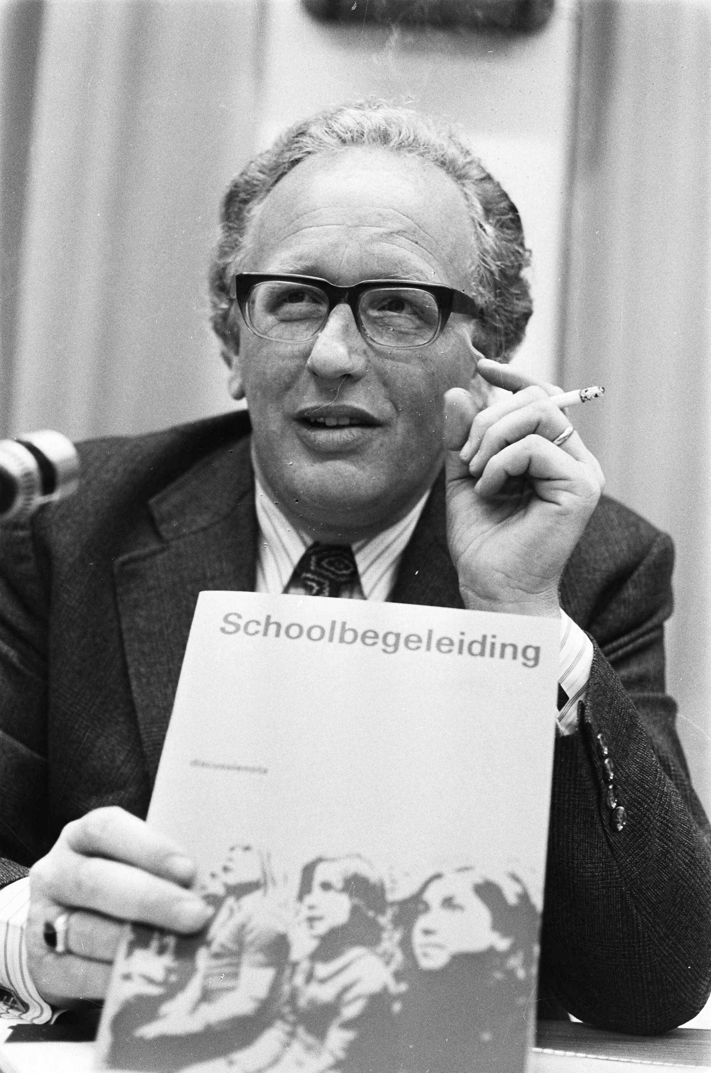 Presentatie van een nota over schoolbegeleiding in Den Haag door dr. Jos van Kemenade (minister van Onderwijs en Wetenschappen) — Kemenade, Jos van|Den Haag|Zuid-Holland|ministers |onderwijs |presentaties |portretten — Foto: Mieremet, Rob / Anefo. Licentie: Set B: Rechtenvrij / Publiek Domein. Bron: Nationaal Archief. http://hdl.handle.net/10648/ac674120-d0b4-102d-bcf8-003048976d84