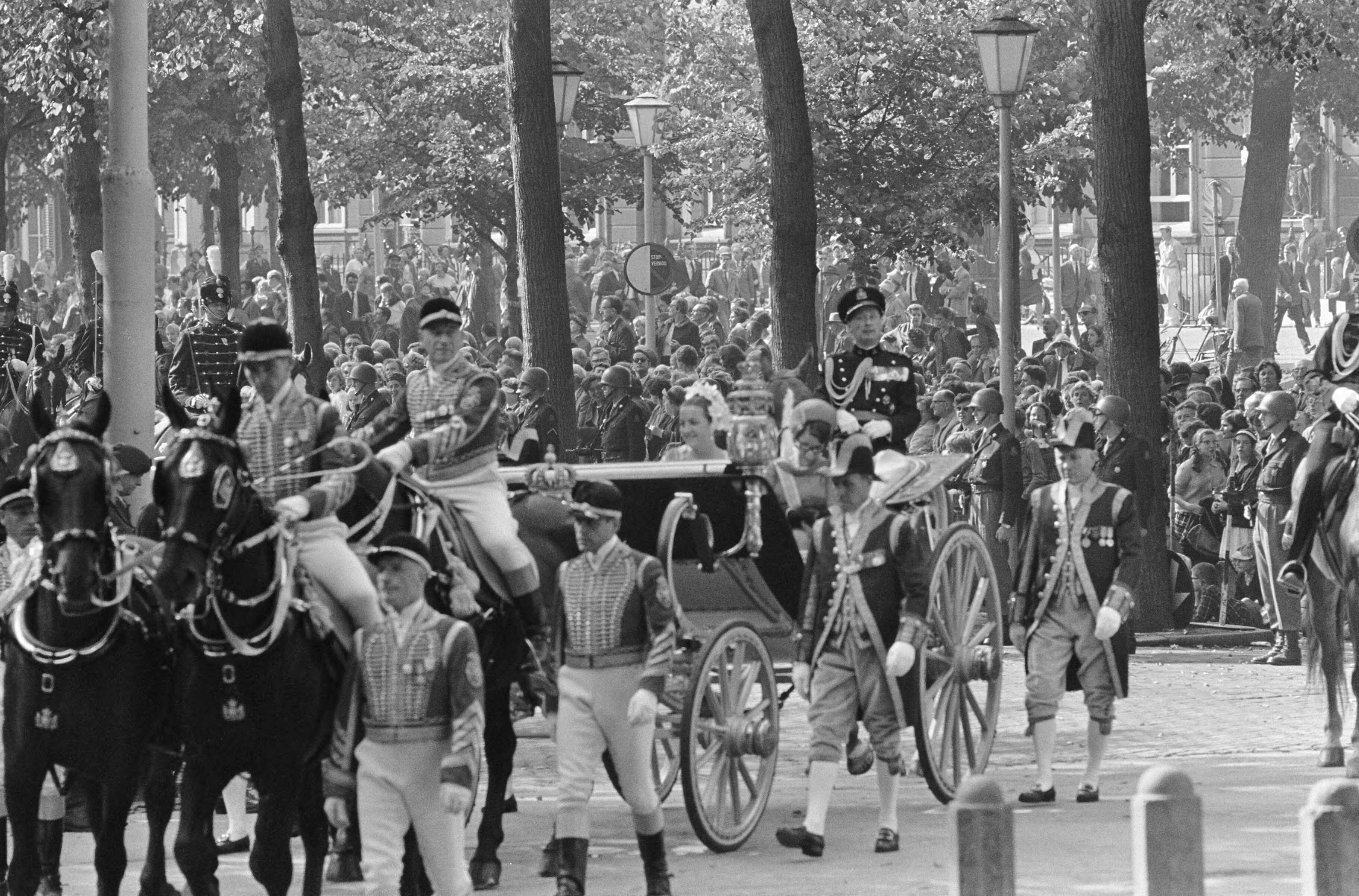 Prinsjesdag 1966 in Den Haag — Prinses Margriet en prinses Christina in een koets op weg naar de Ridderzaal — Foto: Fotograaf Onbekend / Anefo. Licentie: Set B: Rechtenvrij / Publiek Domein. Bron: Nationaal Archief. http://hdl.handle.net/10648/aafd23ea-d0b4-102d-bcf8-003048976d84