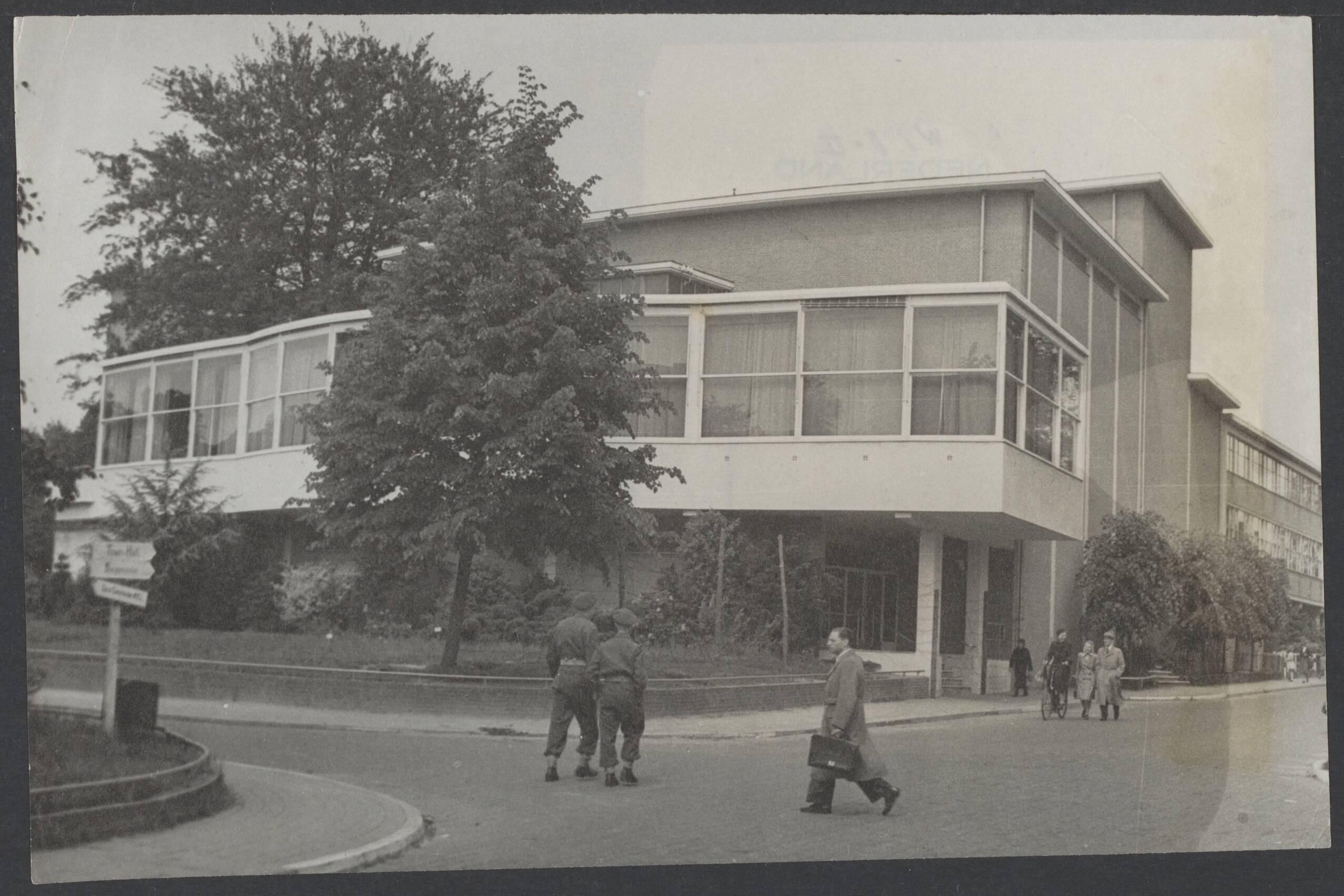 Bevrijding 1945 [oude titel Bevrijdingsvreugd Amsterdam] — De Hilversumse radiozender, vijf jaar lang een van Goebbels belangrijkste propaganda middelen en "thuisstation" van Mary of Arnhem, is overgenomen door de geallieerden. Technici zijn bezig met herbedrading en het aansluiten van de electriciteit, Zij ontdekenten tijdens hun werkzaamheden diverse grammofoonplaten gemaakt door Duitse propagandisten, inclusief de bewierookte Mary — Foto: Planet News. Licentie: Set B: Rechtenvrij / Publiek Domein. Bron: Nationaal Archief. http://hdl.handle.net/10648/5422df54-4733-69a1-7d12-70bddb608ca9