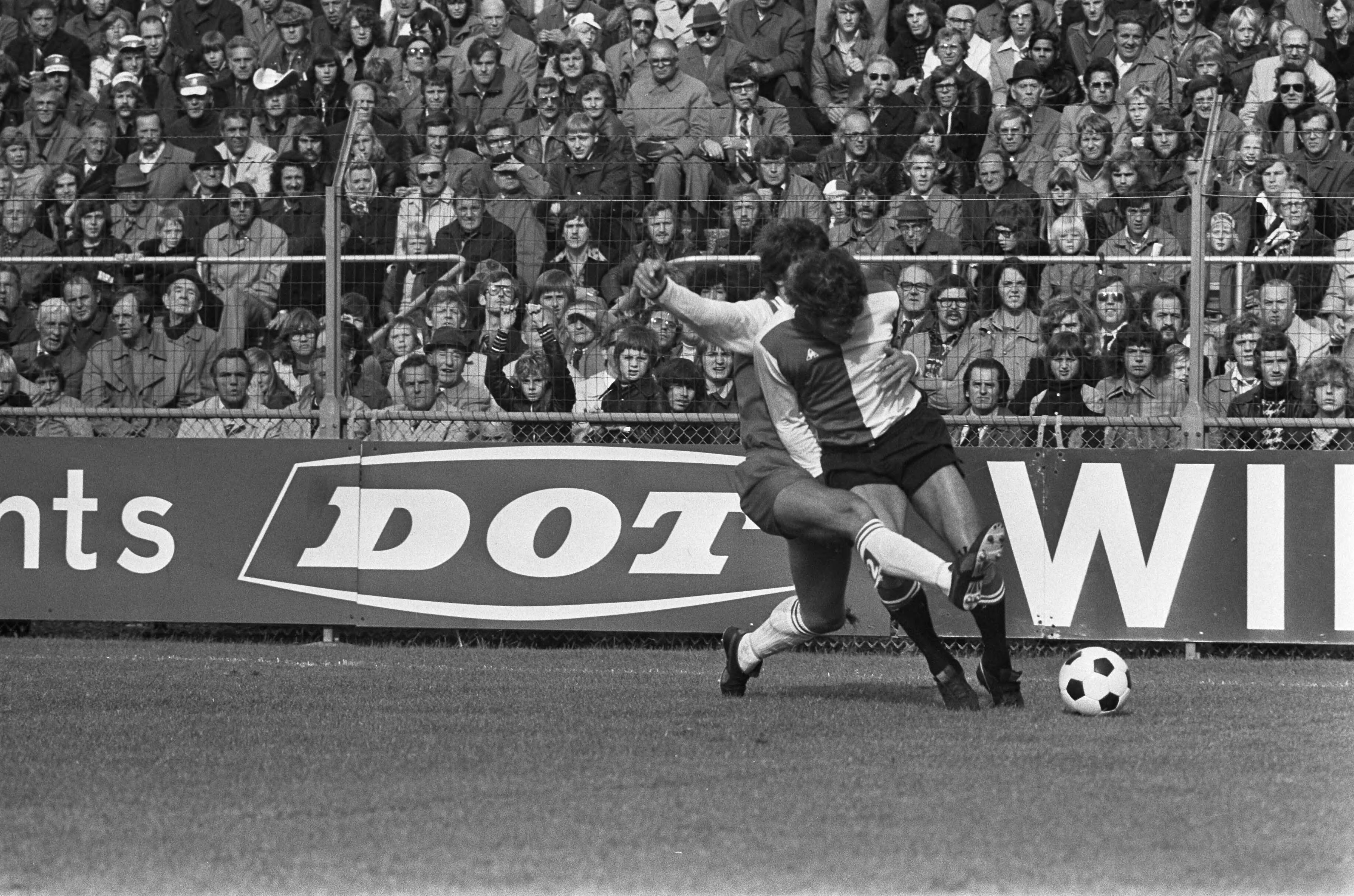 Fotocollectie Anefo — Haarlem tegen Feyenoord 0-3, Wentink (nr. 2 Haarlem) houd met handen en voeten Van Hanegem tegen — Foto: Peters, Hans / Anefo. Licentie: Set B: Rechtenvrij / Publiek Domein. Bron: Nationaal Archief. http://hdl.handle.net/10648/ac56796c-d0b4-102d-bcf8-003048976d84