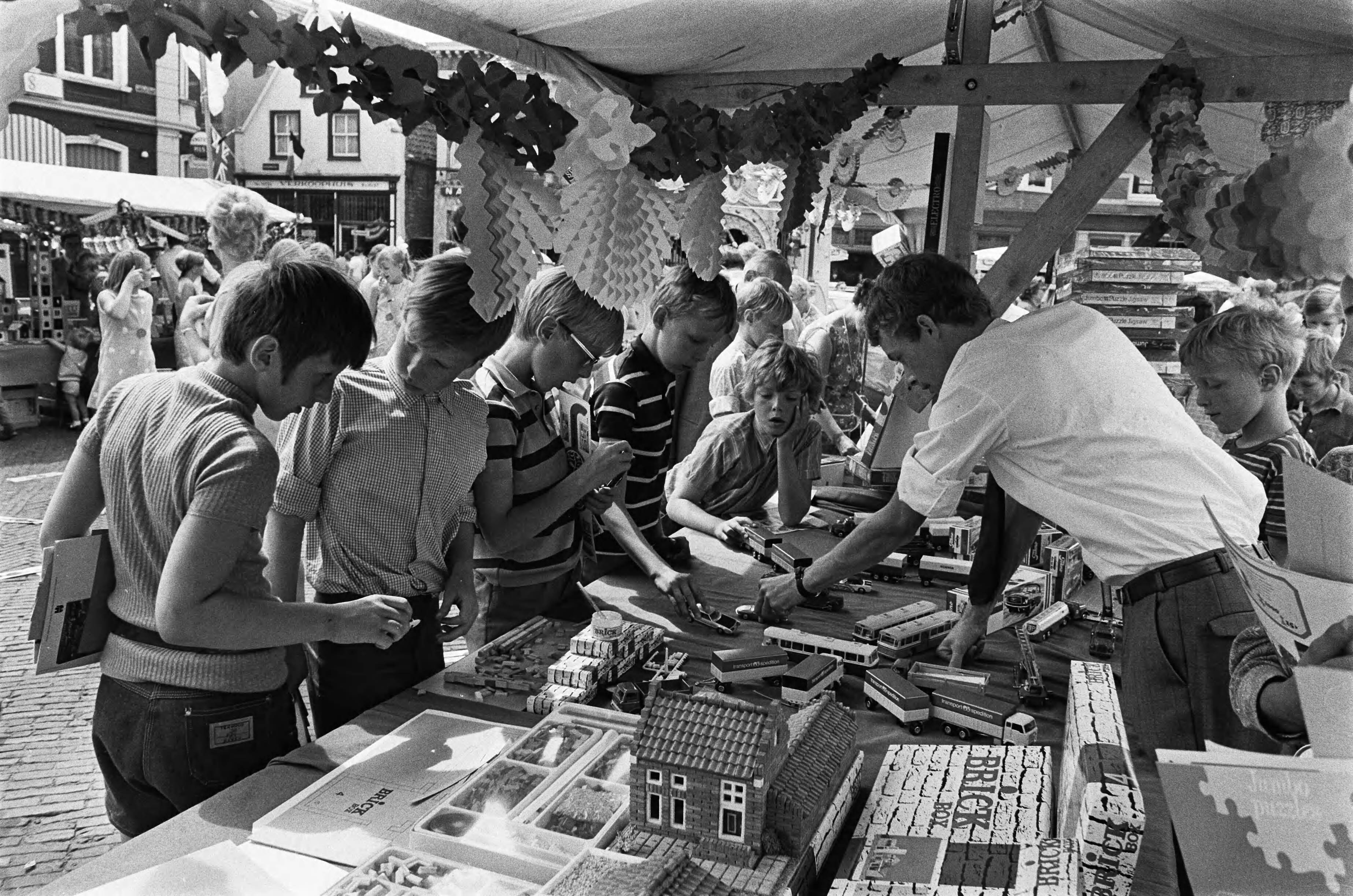 Fotocollectie Anefo — Speelmarkt van Speelweek 70 in Alkmaar geopend door waarnemend burgemeester G. H. A. de Zeeuw — Foto: Evers, Joost / Anefo. Licentie: Set B: Rechtenvrij / Publiek Domein. Bron: Nationaal Archief. http://hdl.handle.net/10648/ab9a10d8-d0b4-102d-bcf8-003048976d84