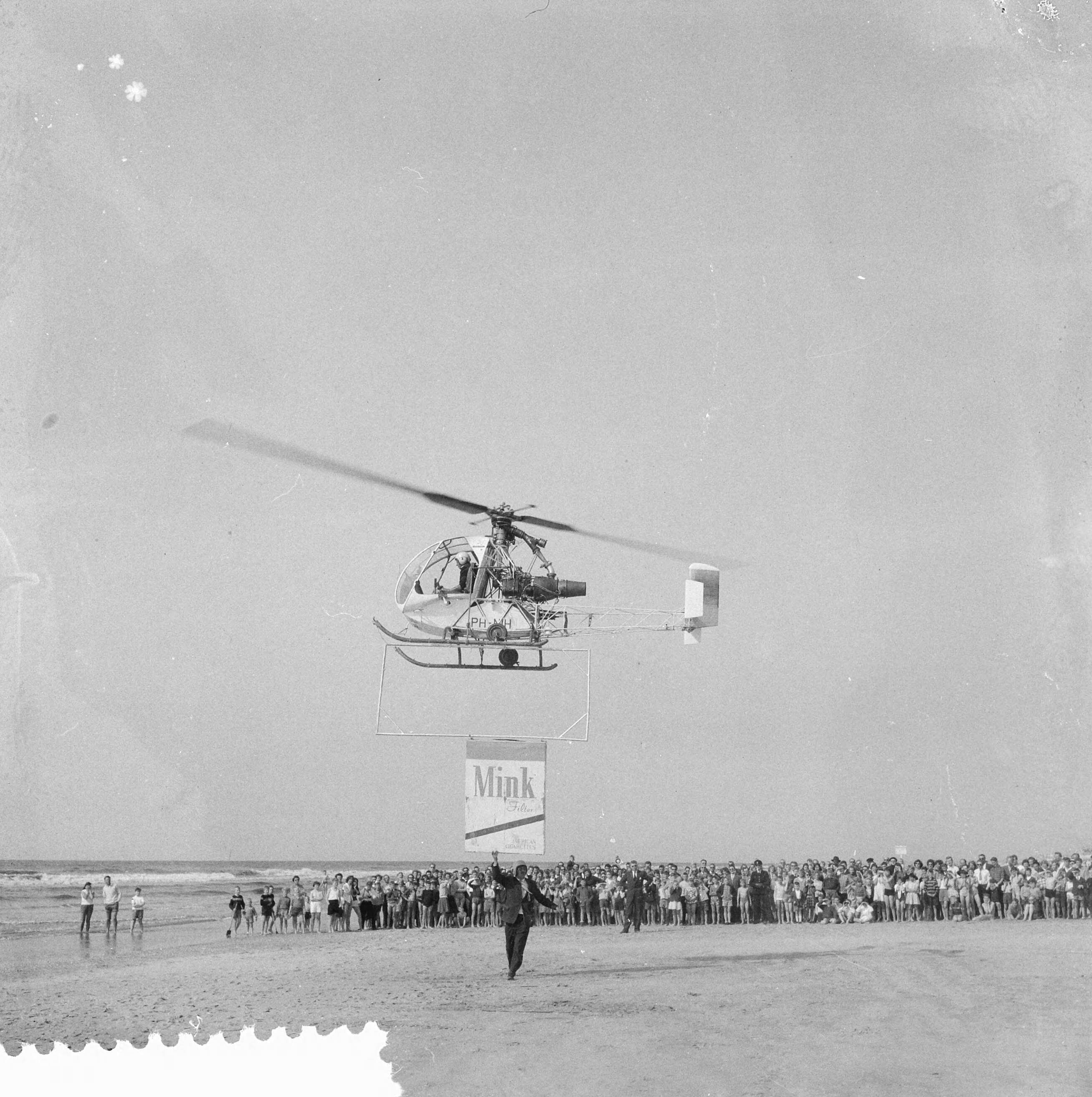 Fotocollectie Anefo — Helicopter op het strand van Zandvoort na redding bootje met 4 jongens — Foto: Hartkamp, […] / Anefo. Licentie: Set B: Rechtenvrij / Publiek Domein. Bron: Nationaal Archief. http://hdl.handle.net/10648/a97b4f88-d0b4-102d-bcf8-003048976d84