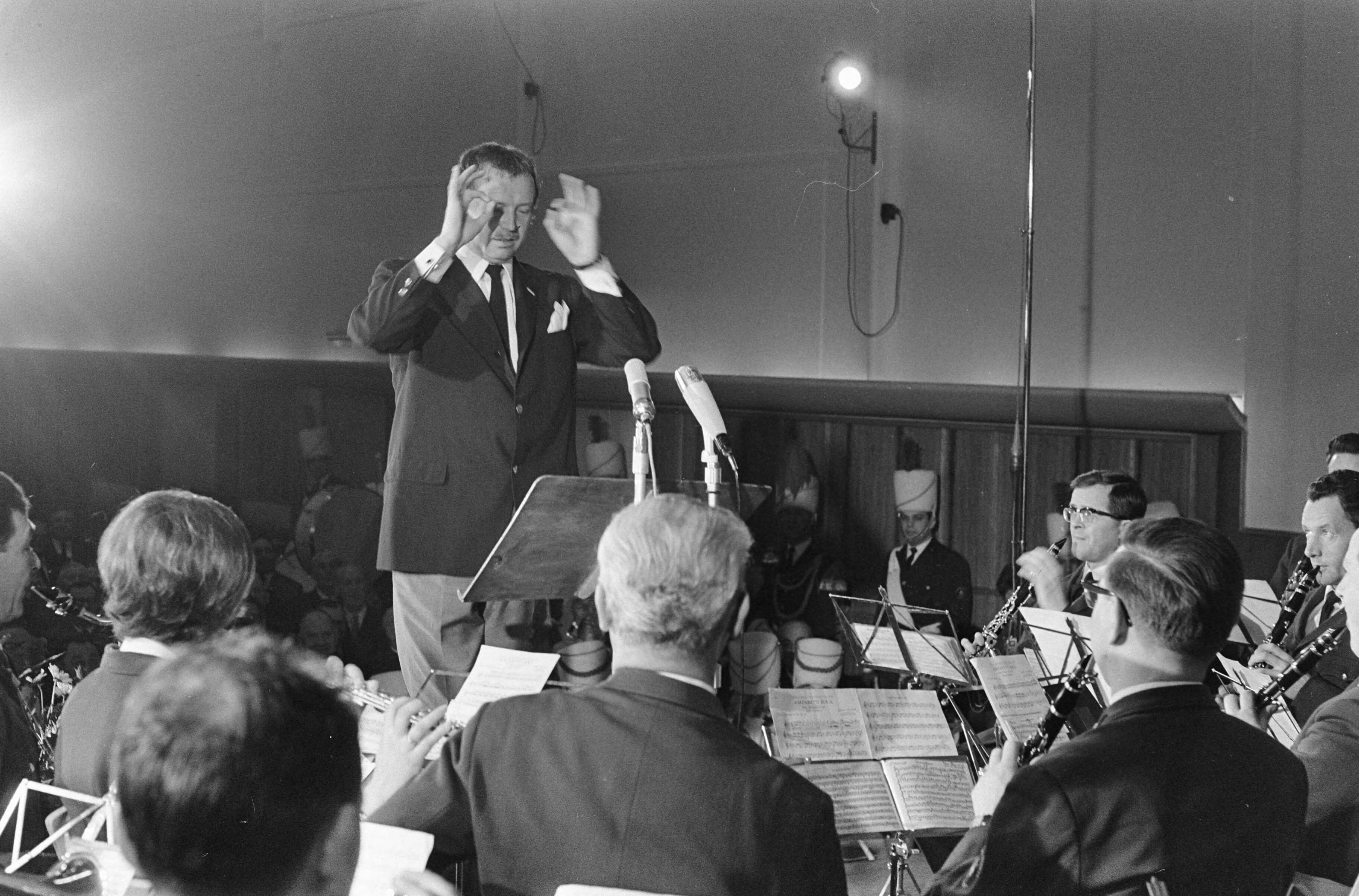 Fotocollectie Anefo — Toon Hermans dirigeerde Utrechts Harmonie-orkest — Foto: Merk, Ben / Anefo. Licentie: Set B: Rechtenvrij / Publiek Domein. Bron: Nationaal Archief. http://hdl.handle.net/10648/ab07ec80-d0b4-102d-bcf8-003048976d84