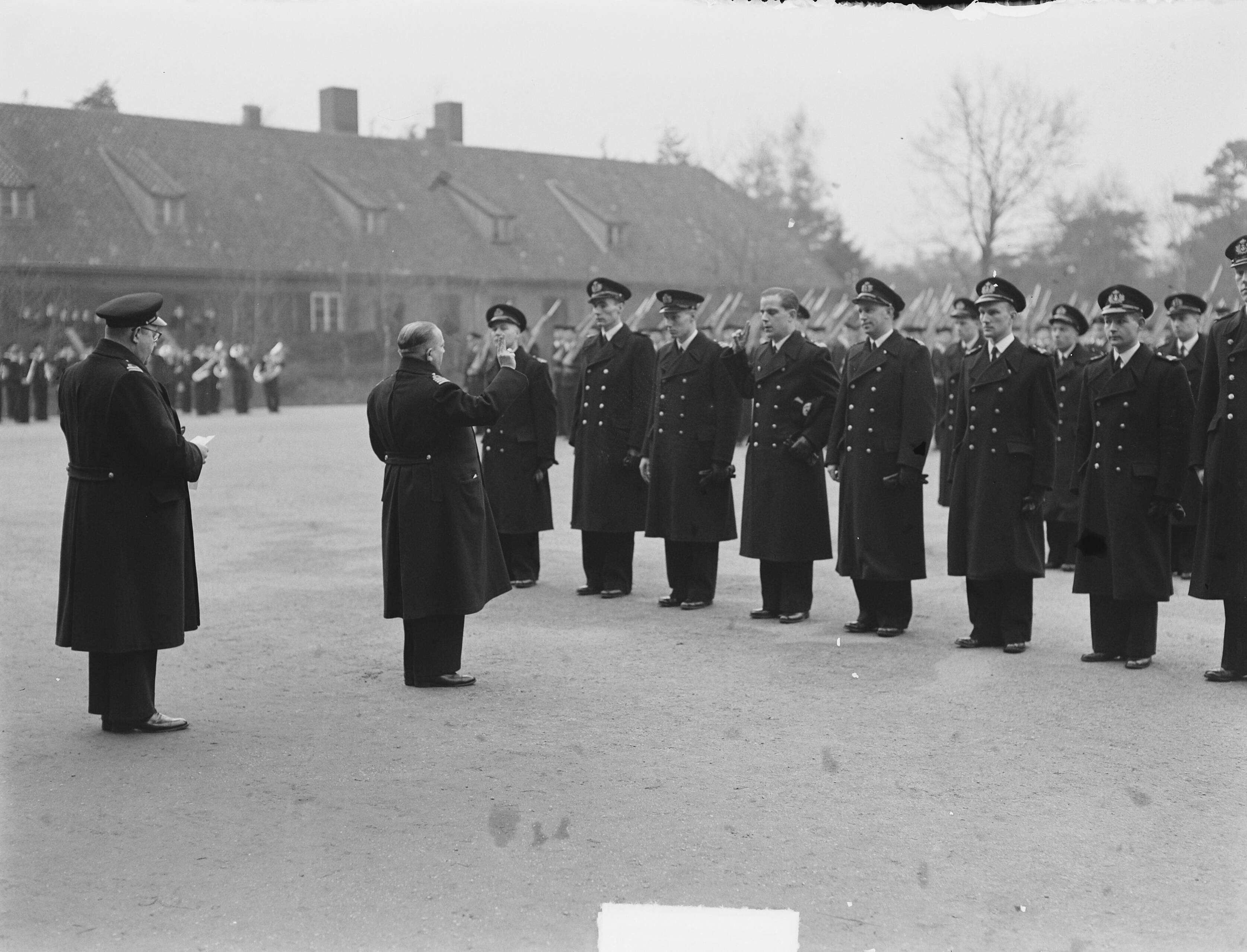 Fotocollectie Anefo — Beëdiging officieren in MOK Hilversum — Foto: Vogel, Carel L. de / Anefo. Licentie: Set B: Rechtenvrij / Publiek Domein. Bron: Nationaal Archief. http://hdl.handle.net/10648/a8e5ab18-d0b4-102d-bcf8-003048976d84