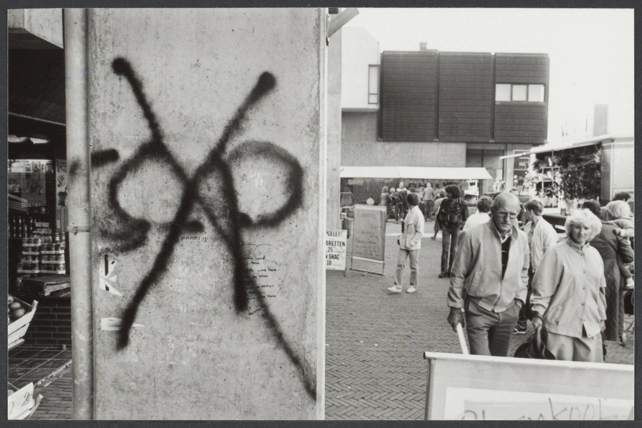 C.P. (Centrum Partij). niet te verwarren met C.P.'86, ook Janmaat bij CP. — Bij de gemeenteraadsverkiezingen in Almere heeft de Centrumpartij twee zetels behaald in de toekomstige gemeenteraad. In Almere verschenen leuzen op de muren tegen de Centrumpartij, als reactie hierop — Foto: Antonisse, Marcel / Anefo (1). Licentie: Set B: Rechtenvrij / Publiek Domein. Bron: Nationaal Archief. http://hdl.handle.net/10648/79d404f4-e894-2956-b14e-d08caa5103c0