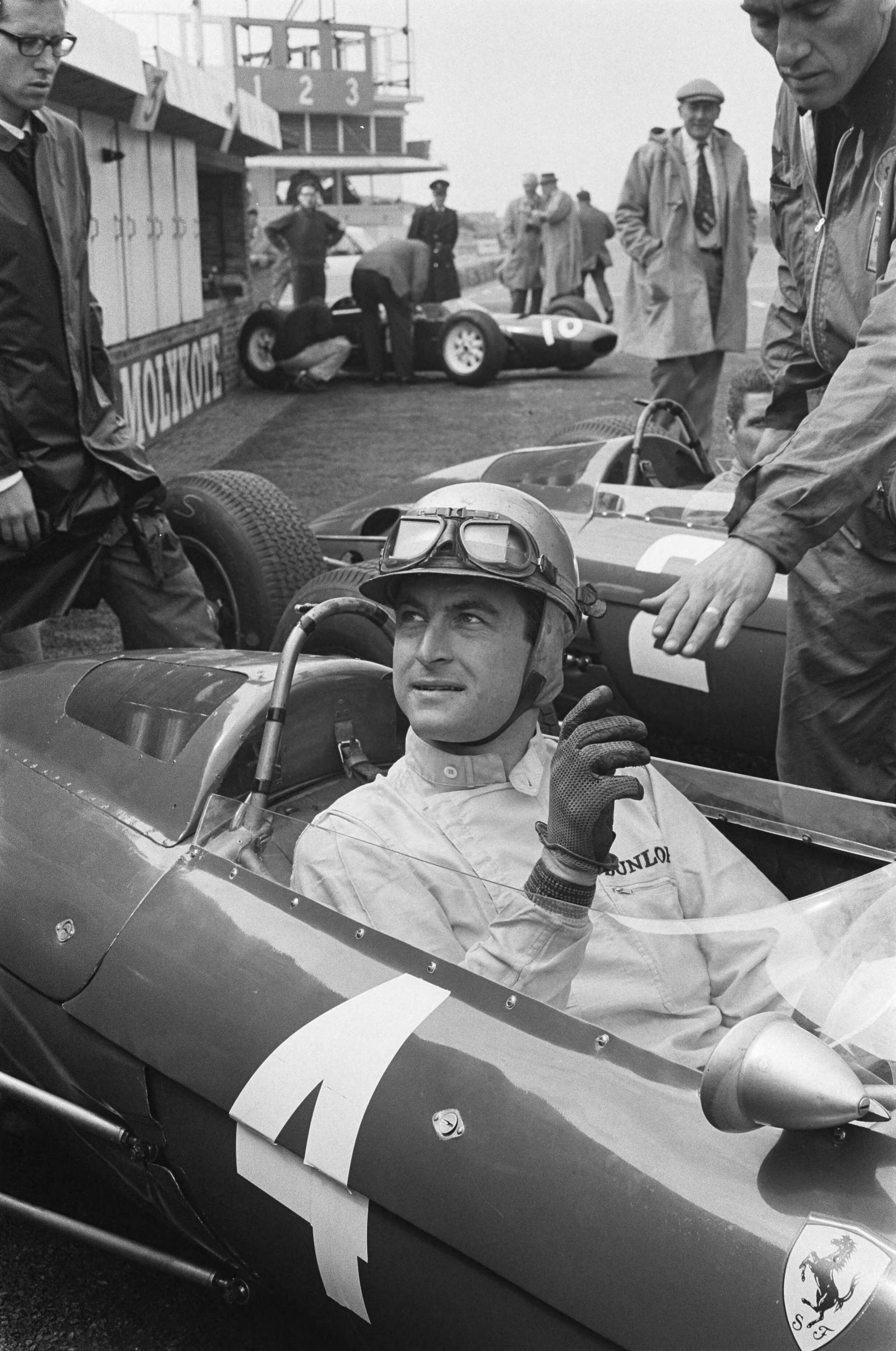 Fotocollectie Anefo — Training voor Grand Prix te Zandvoort begonnen. Luigi Scarfiotti in zijn Ferrari bij de start eerste trainingsronde — Foto: Pot, Harry / Anefo. Licentie: Set B: Rechtenvrij / Publiek Domein. Bron: Nationaal Archief. http://hdl.handle.net/10648/aa3bba98-d0b4-102d-bcf8-003048976d84