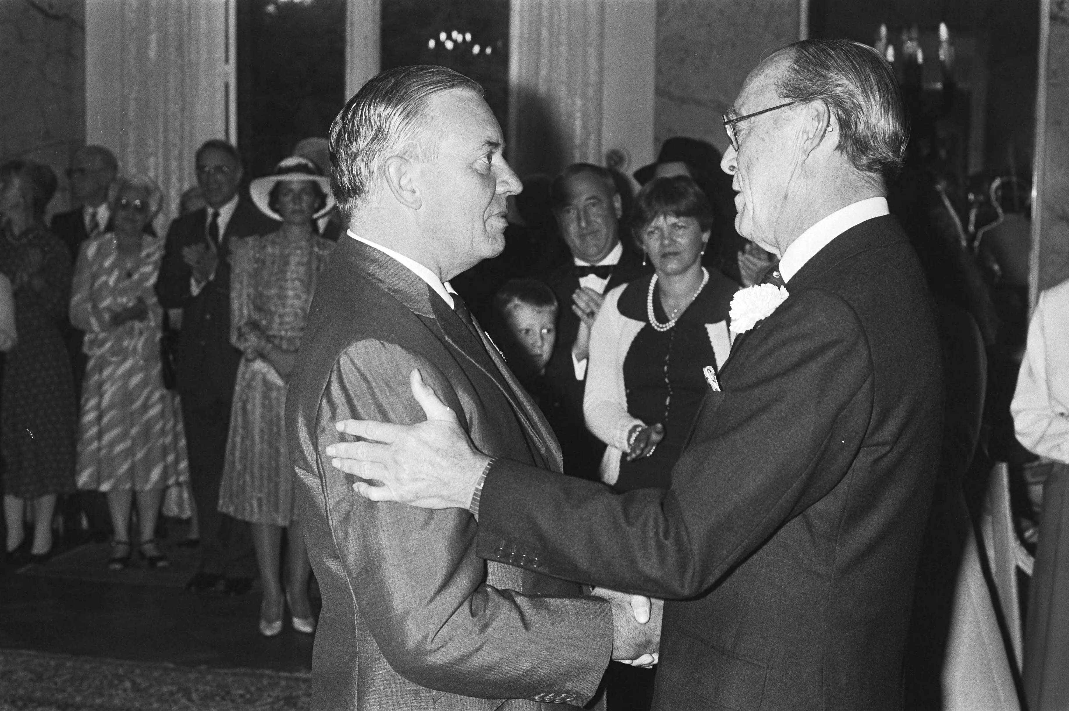 Prins Bernhard heeft op Paleis Soestdijk een aantal Gouden Arken uitgereikt aan mensen die zich verdienstelijk hebben gemaakt op het gebied van flora en fauna — Prins Bernhard met een onderscheiding voor de Zuid-Afrikaan Ian Player(links) — Foto: Croes, Rob C. / Anefo. Licentie: Set B: Rechtenvrij / Publiek Domein. Bron: Nationaal Archief. http://hdl.handle.net/10648/ad0576ce-d0b4-102d-bcf8-003048976d84