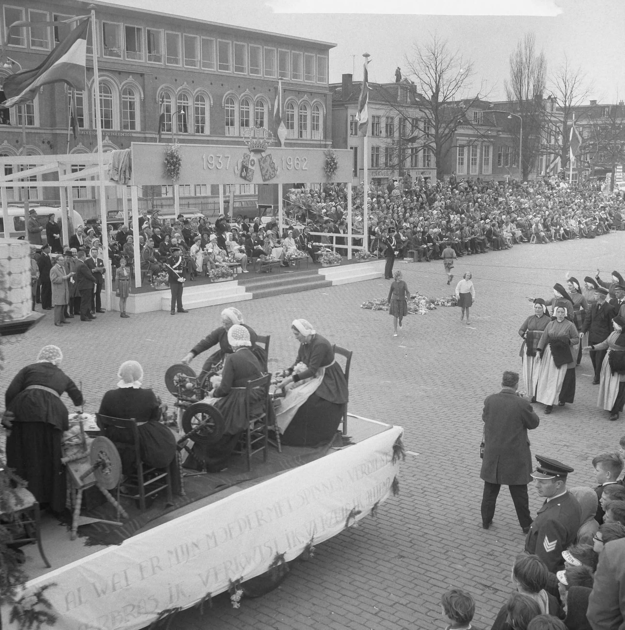 Koninklijk bezoek aan Groningen en Friesland (1962) — Koninklijk bezoek aan Leeuwarden — Foto: Merk, Ben / Anefo. Licentie: Set B: Rechtenvrij / Publiek Domein. Bron: Nationaal Archief. http://hdl.handle.net/10648/aa071a18-d0b4-102d-bcf8-003048976d84