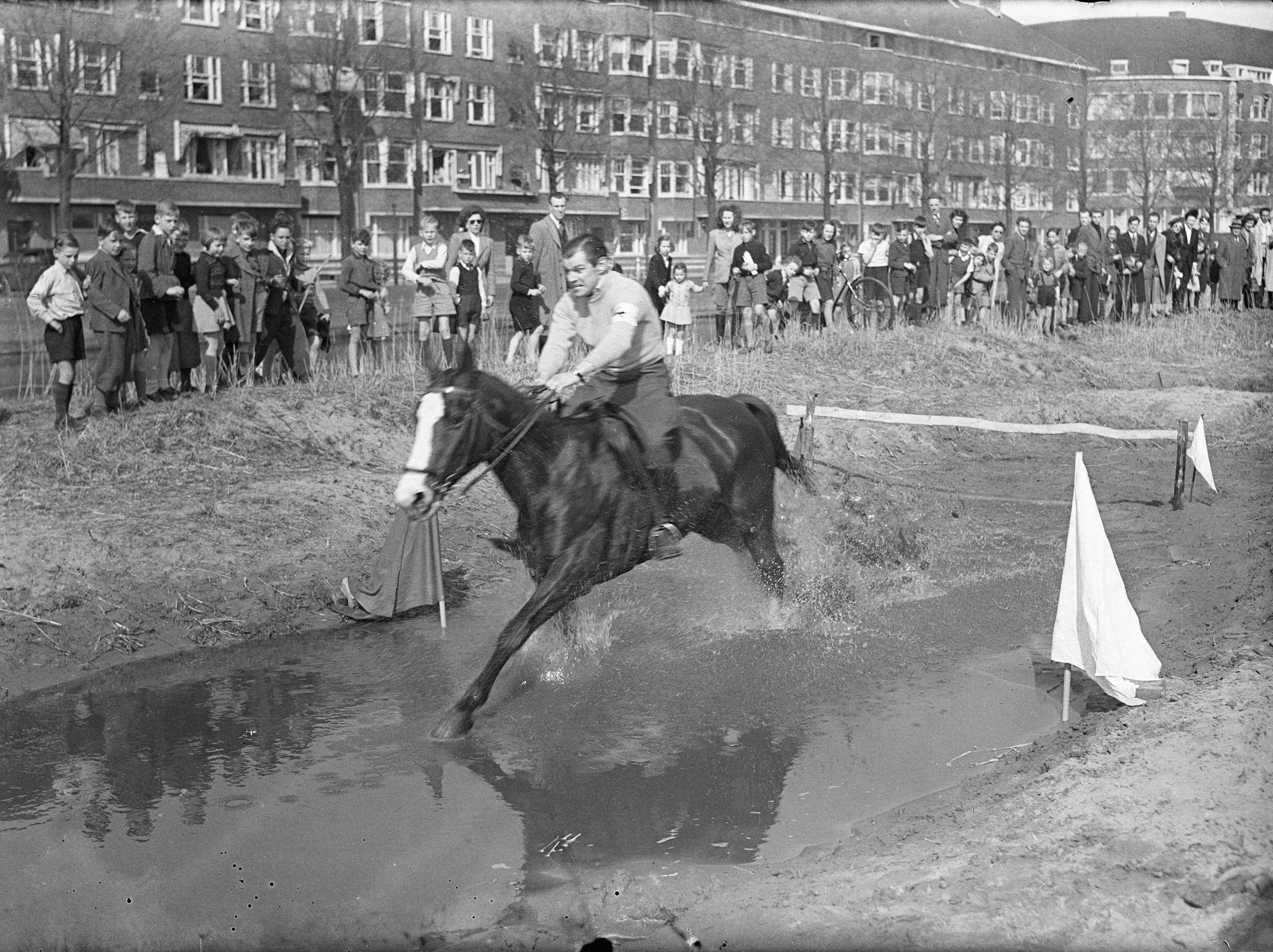 Cross-Country Amsterdam — Foto: Sagers, Harry / Anefo. — Licentie: Set B: Rechtenvrij / Publiek Domein. Bron: Nationaal Archief. http://hdl.handle.net/10648/a8a6c7e0-d0b4-102d-bcf8-003048976d84