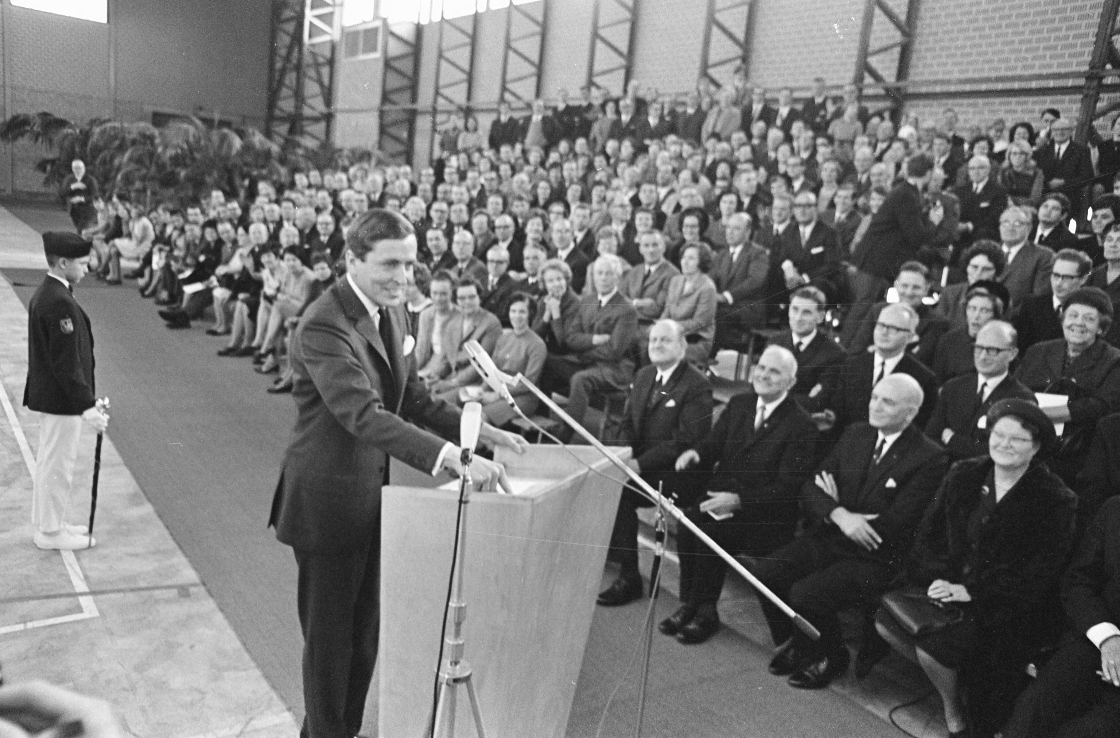 Fotocollectie Anefo — Opening Sporthal in Haarlem door prins Claus — Foto: Nijs, Jac. de / Anefo. Licentie: Set B: Rechtenvrij / Publiek Domein. Bron: Nationaal Archief. http://hdl.handle.net/10648/ab0d2420-d0b4-102d-bcf8-003048976d84