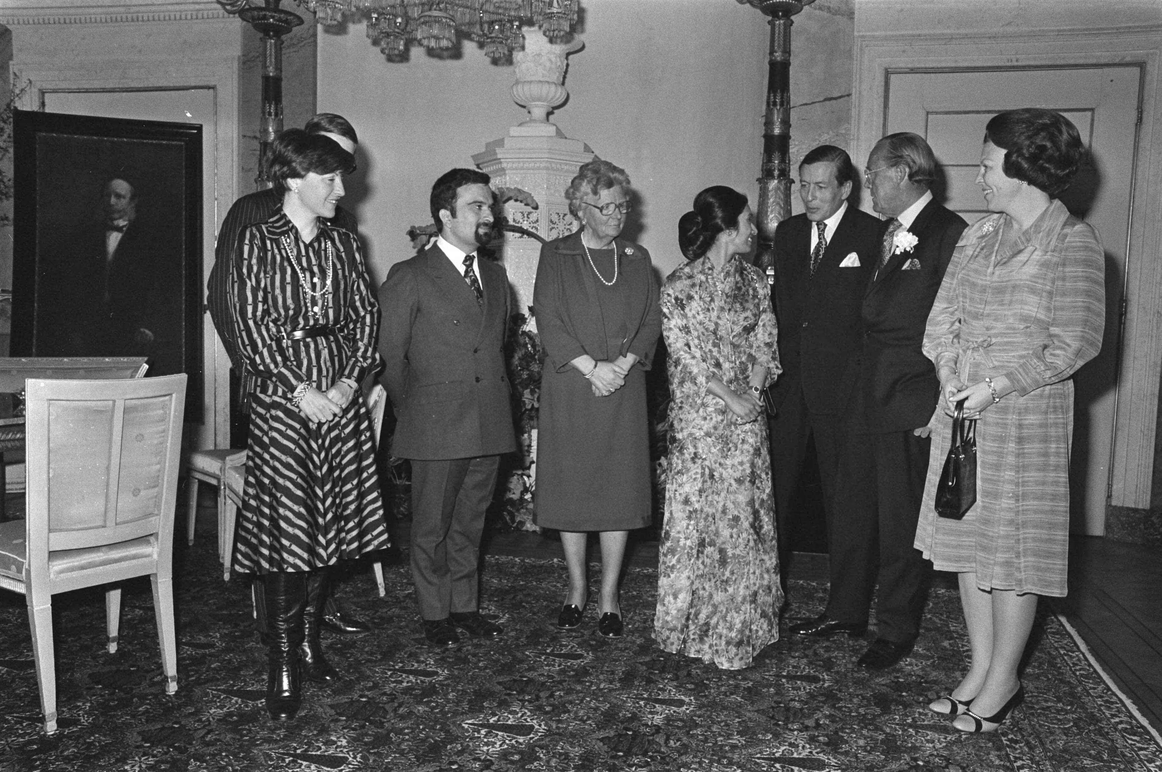 Koningin Juliana ontvangt Jordaans kroonprinselijk paar op paleis — V.l.n.r.: prinses Margriet, Van Vollenhoven, kroonprins Hassan, koningin Juliana, prinses Sarvath, prins Claus, prins Bernhard en prinses Beatrix — Foto: Peters, Hans / Anefo. Licentie: Set B: Rechtenvrij / Publiek Domein. Bron: Nationaal Archief. http://hdl.handle.net/10648/ac989a68-d0b4-102d-bcf8-003048976d84