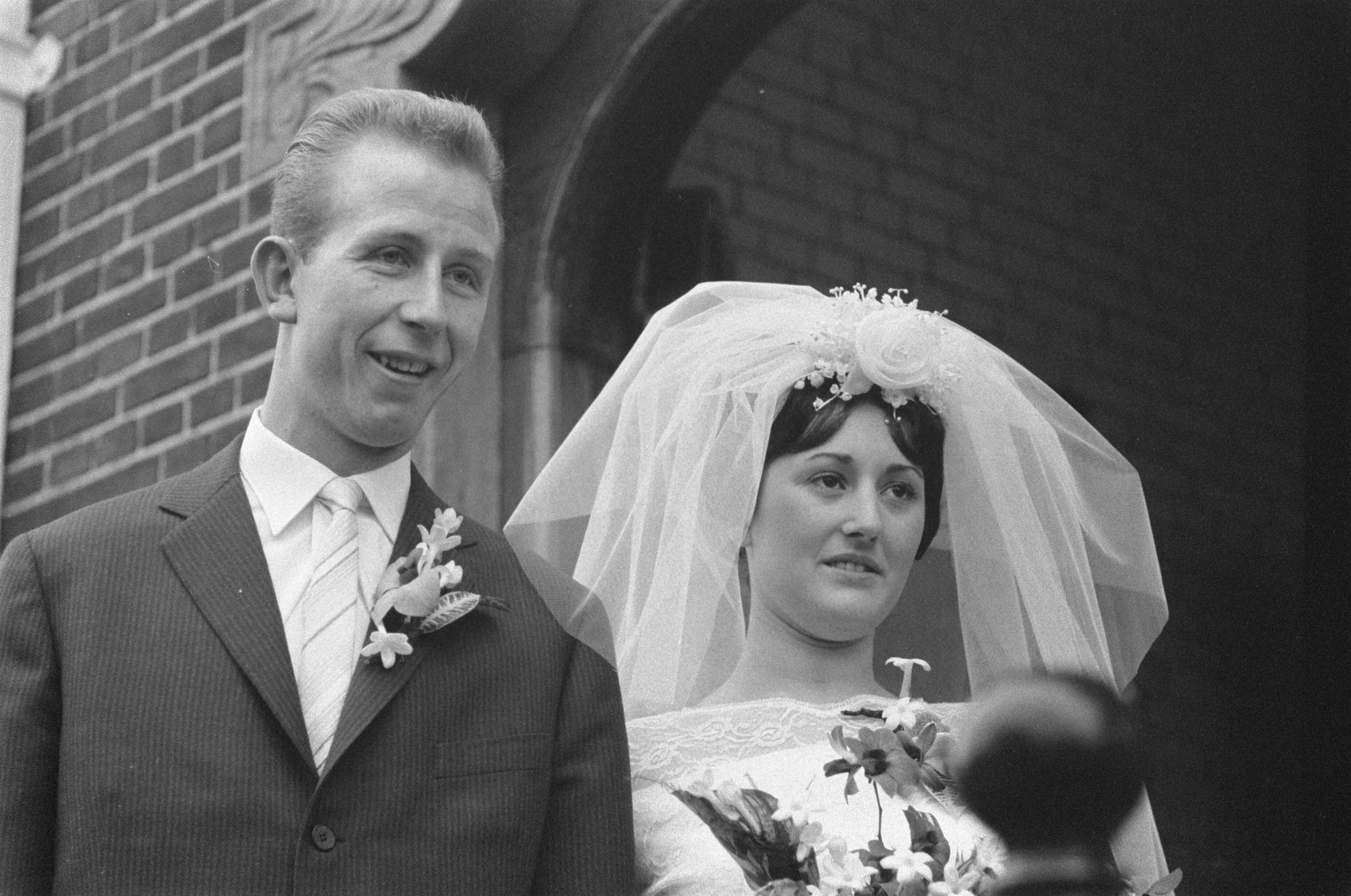 Fotocollectie Anefo — Huwelijk van Henk Groot , speler van Ajax, met Elly Kaayk in Koog aan de Zaan , het echtpaar voor het stadhuis — Foto: Pot, Harry / Anefo. Licentie: Set B: Rechtenvrij / Publiek Domein. Bron: Nationaal Archief. http://hdl.handle.net/10648/a9c14218-d0b4-102d-bcf8-003048976d84