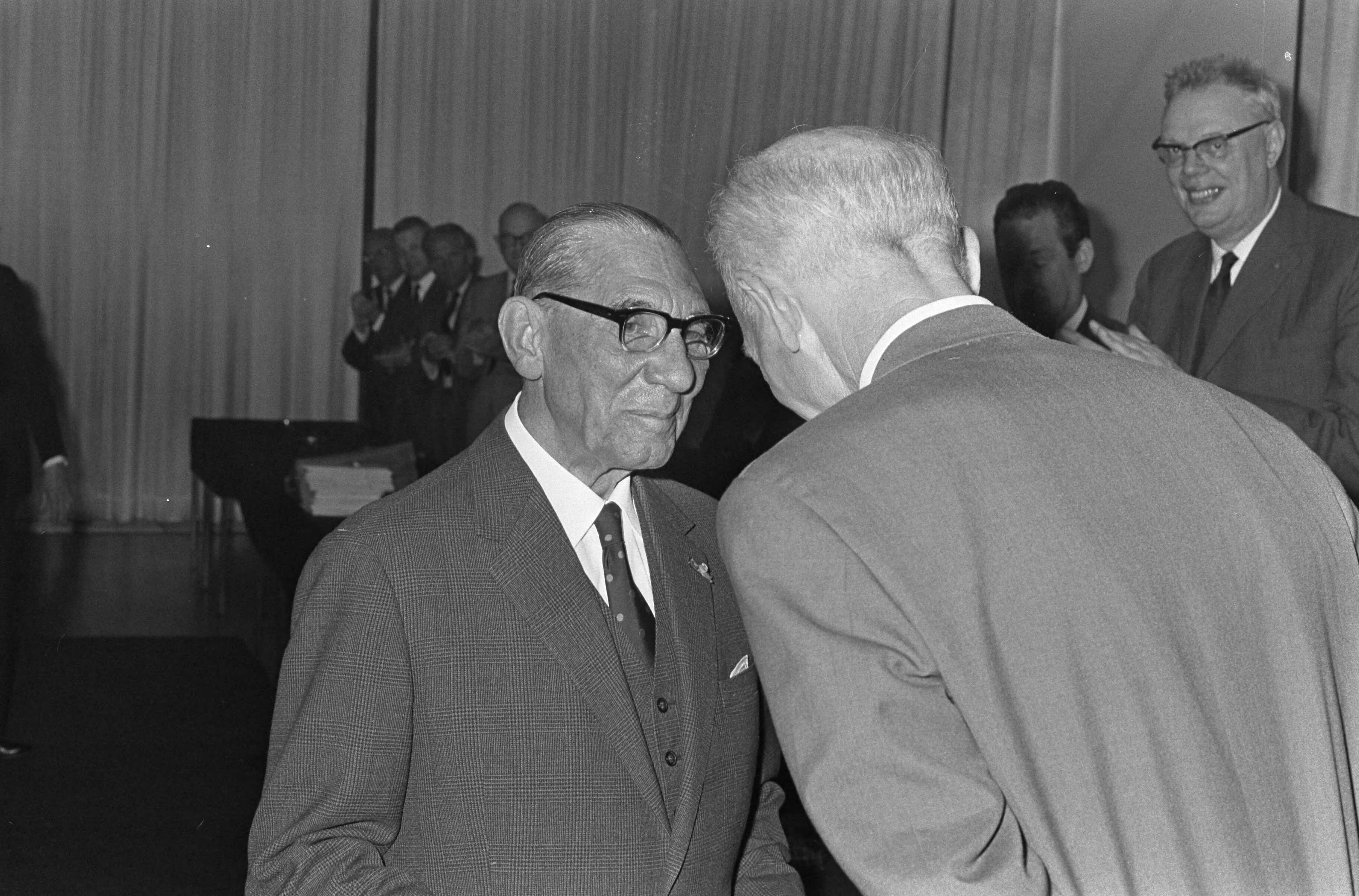 Fotocollectie Anefo — KNVL reikte onderscheidingen uit in Gooiland te Hilversum prof. dr. P.M. van Wulfften Palthe (rechts) en Generaal Majoor vlieger bd W.C.J. Versteegh (links) — Foto: Nijs, Jac. de / Anefo. Licentie: Set B: Rechtenvrij / Publiek Domein. Bron: Nationaal Archief. http://hdl.handle.net/10648/aaed51fe-d0b4-102d-bcf8-003048976d84