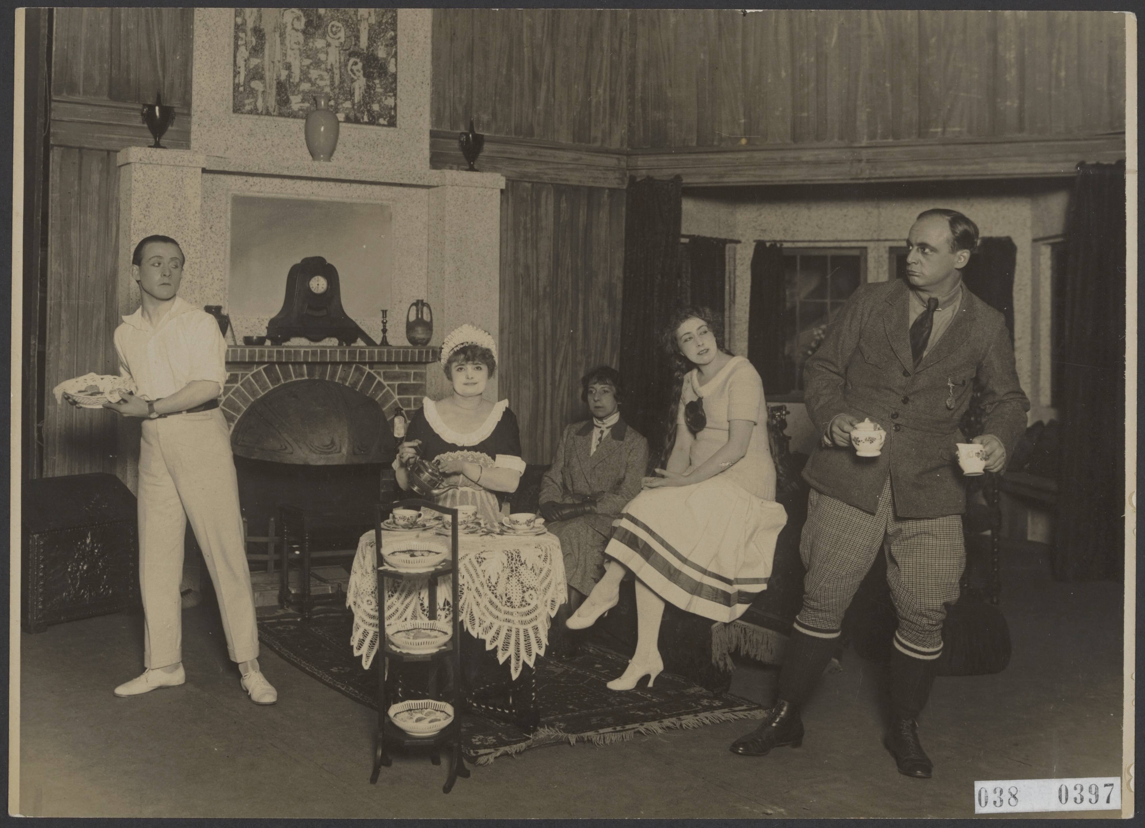 Fotocollectie Elsevier Binnenland — Scene uit "Poly Perkins" door Het Schouwtoneel. Johan Kaart, Greta Lobo-Brakensiek, H. Rijkens van Rijk, Ada Limbush, Fergus Limbush — Foto: N.V. Vereenigde Fotobureaux. Licentie: Set B: Rechtenvrij / Publiek Domein. Bron: Nationaal Archief. http://hdl.handle.net/10648/adf16f02-d0b4-102d-bcf8-003048976d84