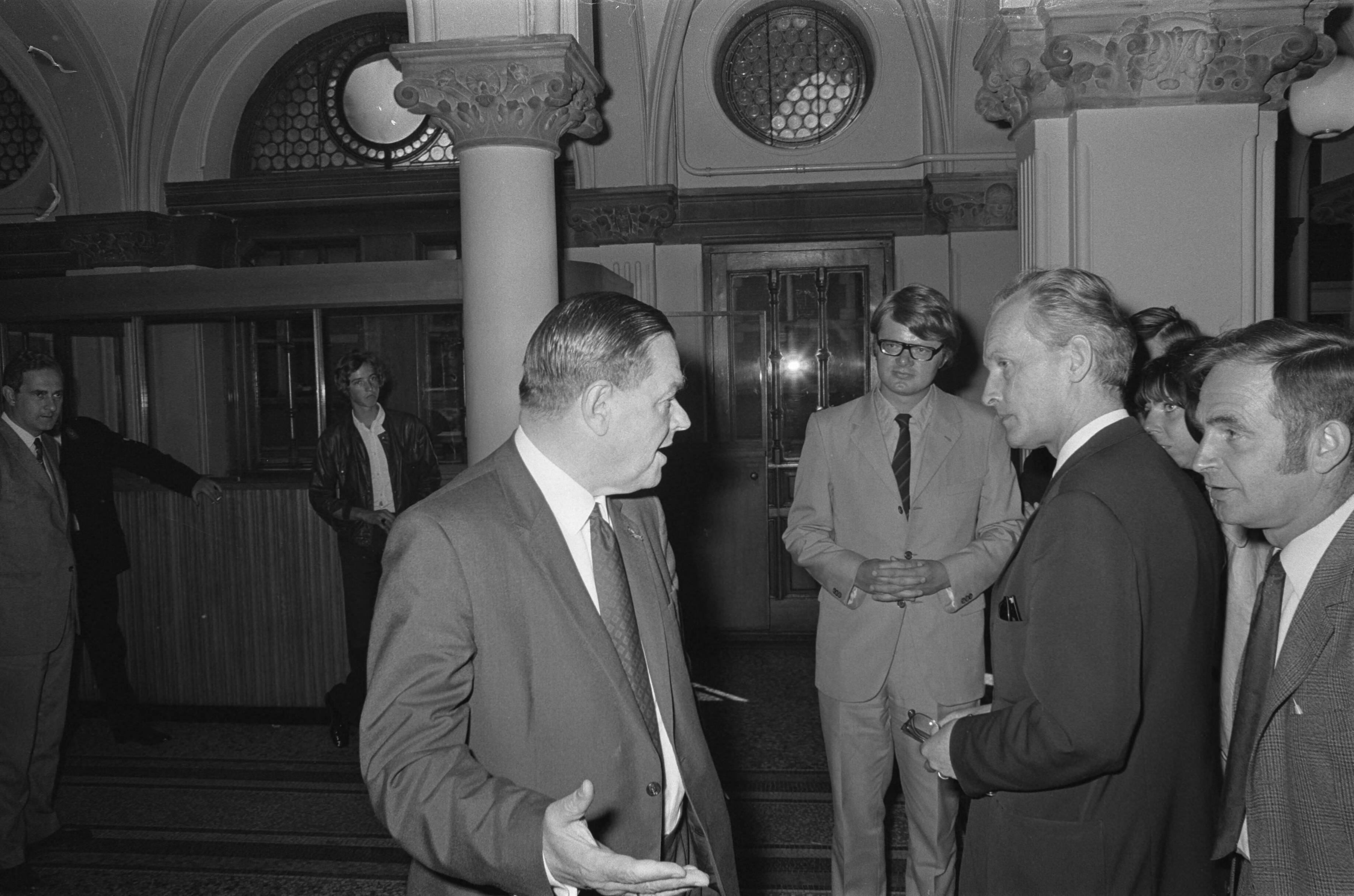 Fotocollectie Anefo — Ministerraad vergadert in Ministerie van Justitie over lonen en economische bestand, Den Haag ; nr. 7: links Grapperhaus — Foto: Evers, Joost / Anefo. Licentie: Set B: Rechtenvrij / Publiek Domein. Bron: Nationaal Archief. http://hdl.handle.net/10648/aba28bfa-d0b4-102d-bcf8-003048976d84
