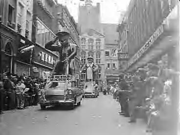 Fotocollectie Anefo — Carnavaloptocht in Maastricht — Foto: Rossem, Wim van / Anefo. Licentie: Set B: Rechtenvrij / Publiek Domein. Bron: Nationaal Archief. http://hdl.handle.net/10648/a9759dae-d0b4-102d-bcf8-003048976d84