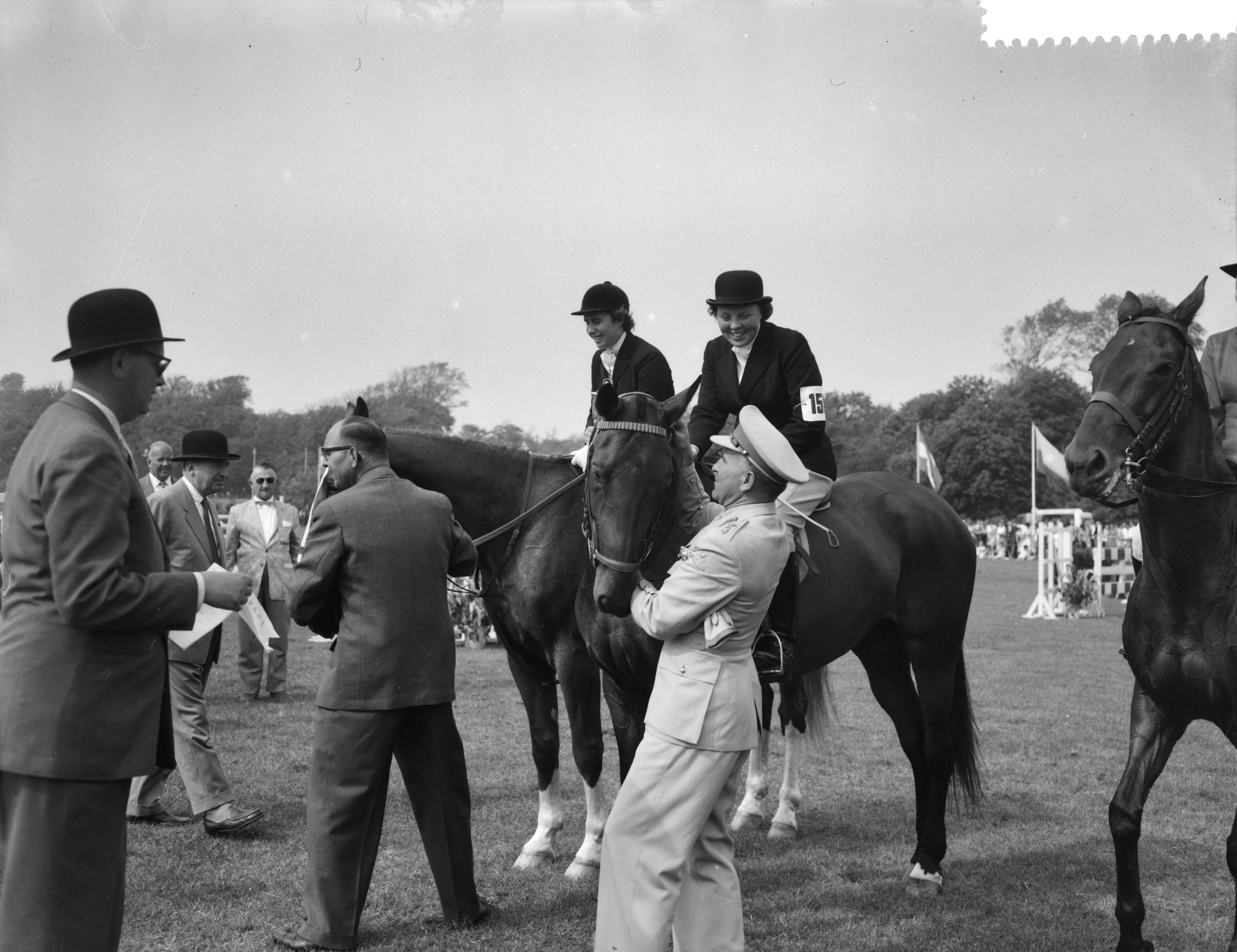Fotocollectie Anefo — Nationaal concours hippique in het Westbroekpark te Den Haag. Prijsuitreiking — Foto: Rossem, Wim van / Anefo. Licentie: Set B: Rechtenvrij / Publiek Domein. Bron: Nationaal Archief. http://hdl.handle.net/10648/a97e5fde-d0b4-102d-bcf8-003048976d84