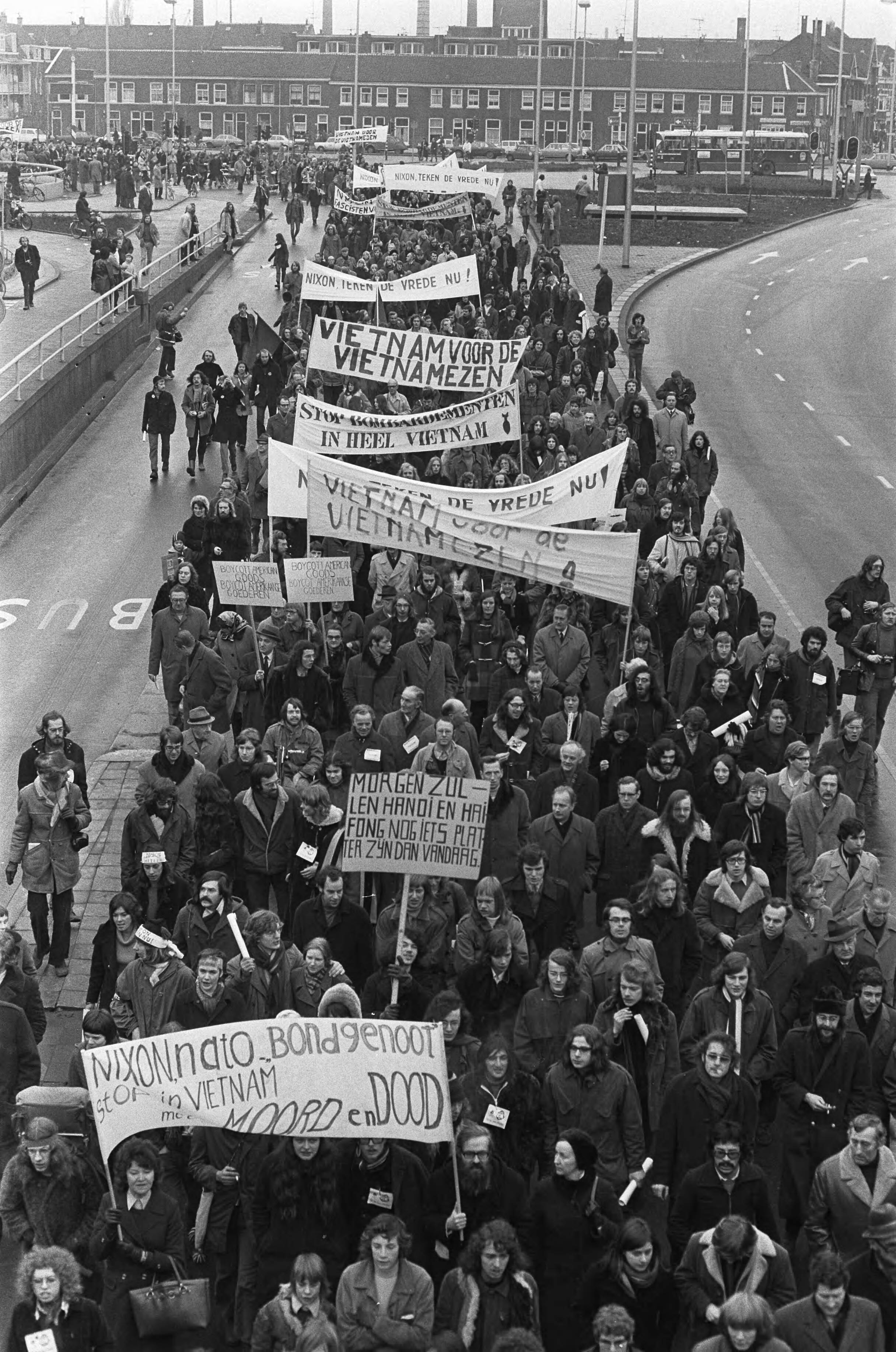Fotocollectie Anefo — Demonstratie tegen oorlog in Vietnam van meer dan 50.000 mensen in Utrecht, demonstranten met spandoeken — Foto: Punt, W. / Anefo. Licentie: Set B: Rechtenvrij / Publiek Domein. Bron: Nationaal Archief. http://hdl.handle.net/10648/ac219dfa-d0b4-102d-bcf8-003048976d84