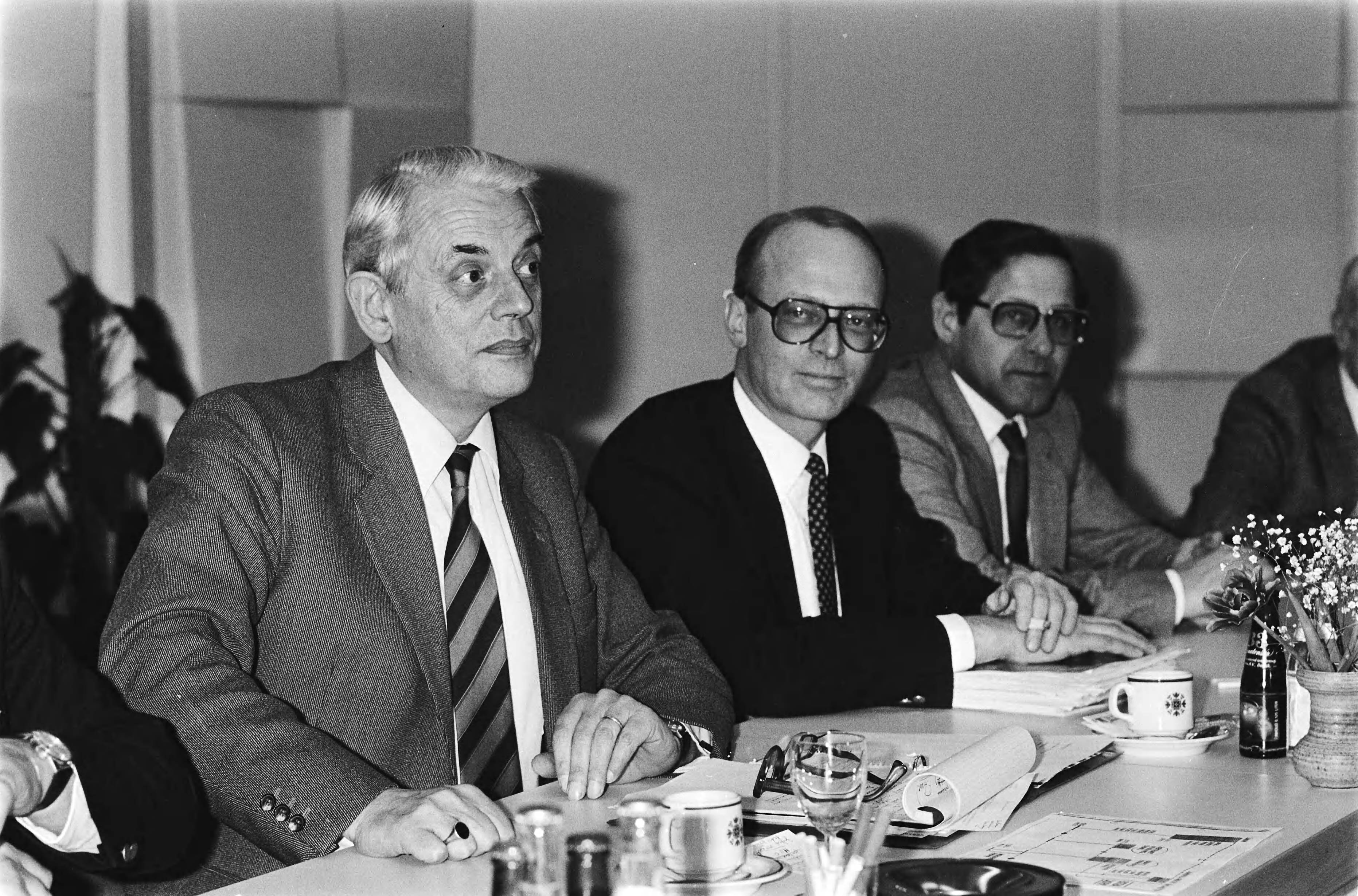 Fotocollectie Anefo — CAO-onderhandelingen door Raad van Overleg in Metaal (ROM) in FME-gebouw in Zoetermeer. Ter Hart (l.) tijdens overleg — Foto: Croes, Rob C. / Anefo. Licentie: Set B: Rechtenvrij / Publiek Domein. Bron: Nationaal Archief. http://hdl.handle.net/10648/ad121cda-d0b4-102d-bcf8-003048976d84