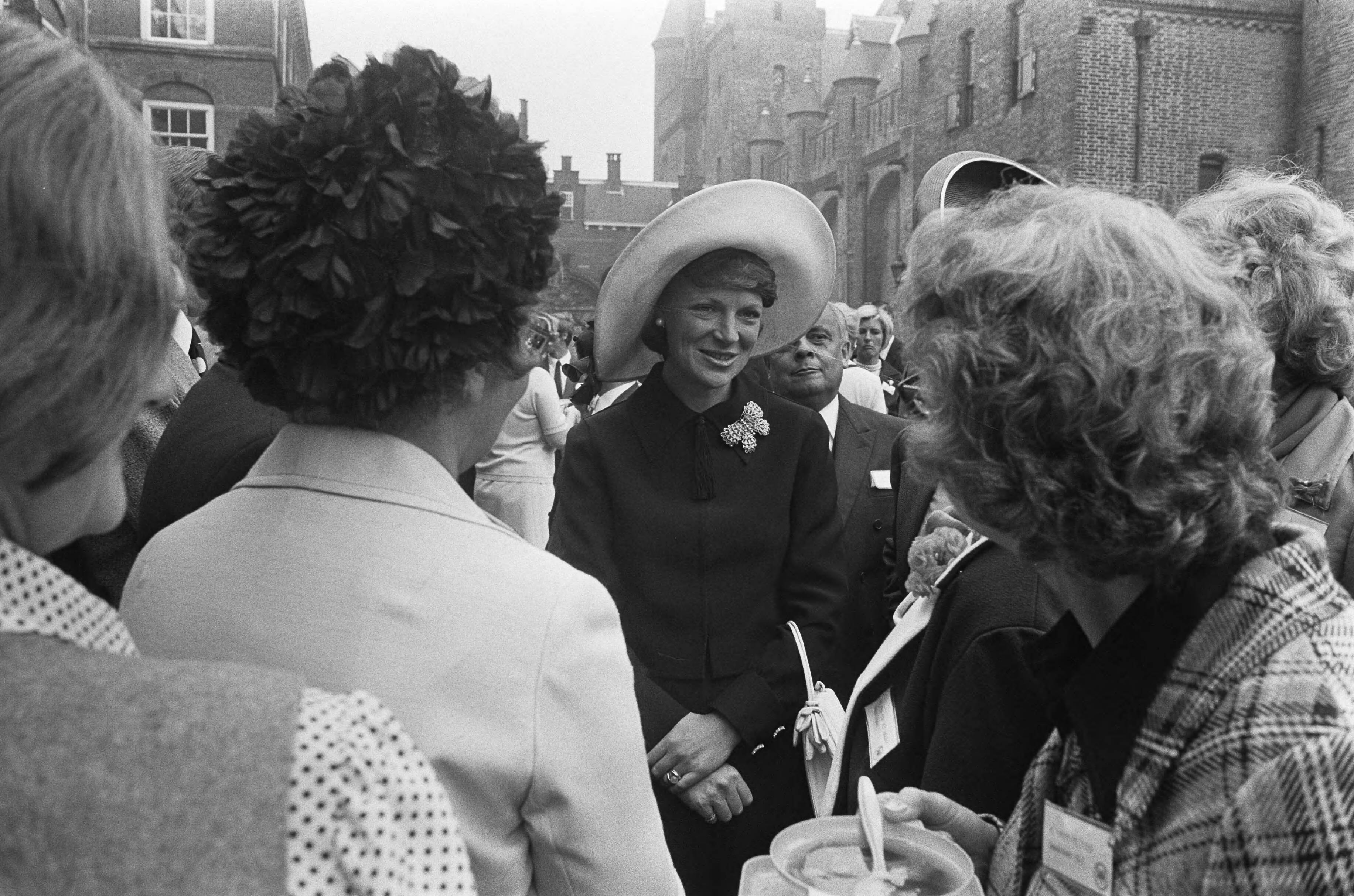 Fotocollectie Anefo — Viering Zilveren Regeringsjubileum van Koningin Juliana in Den Haag , Irene tijdens koffiemaaltijd — Foto: Mieremet, Rob / Anefo. Licentie: Set B: Rechtenvrij / Publiek Domein. Bron: Nationaal Archief. http://hdl.handle.net/10648/ac3652a4-d0b4-102d-bcf8-003048976d84