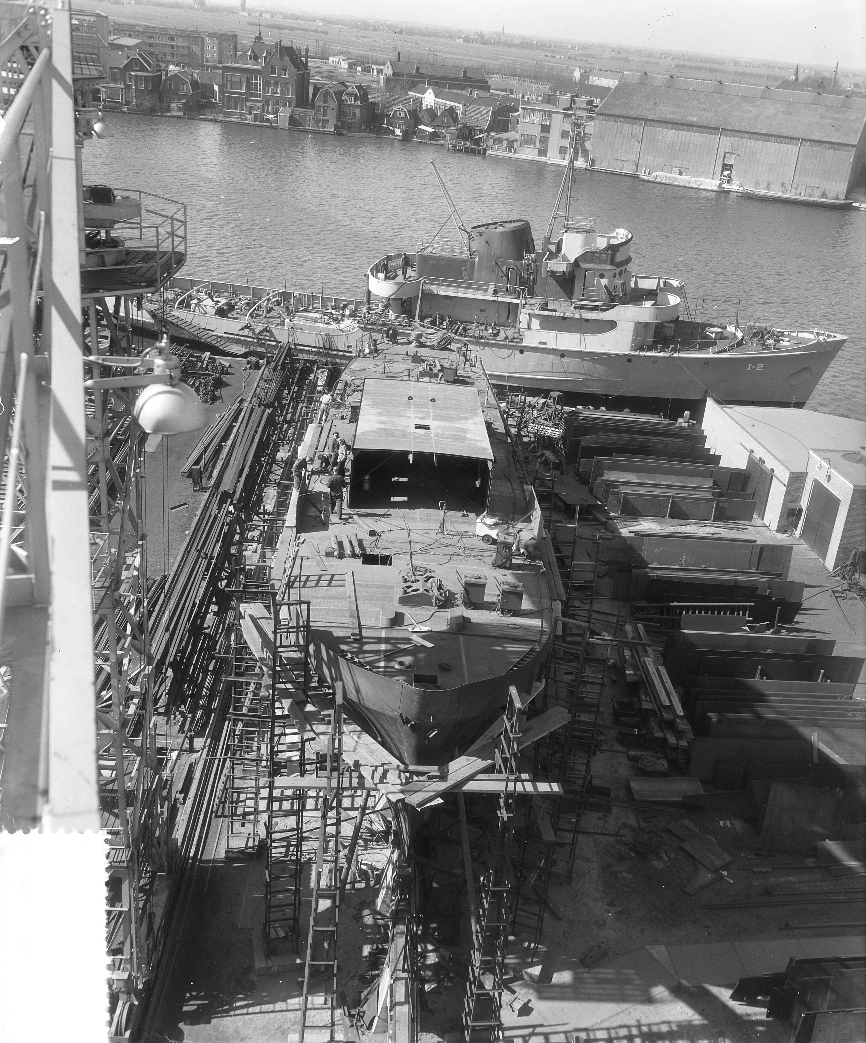 Fotocollectie Anefo — Nieuwe hospitaalkerkschip "De Hoop" in aanbouw te Zaandam — Foto: Rossem, Wim van / Anefo. Licentie: Set B: Rechtenvrij / Publiek Domein. Bron: Nationaal Archief. http://hdl.handle.net/10648/a9329702-d0b4-102d-bcf8-003048976d84