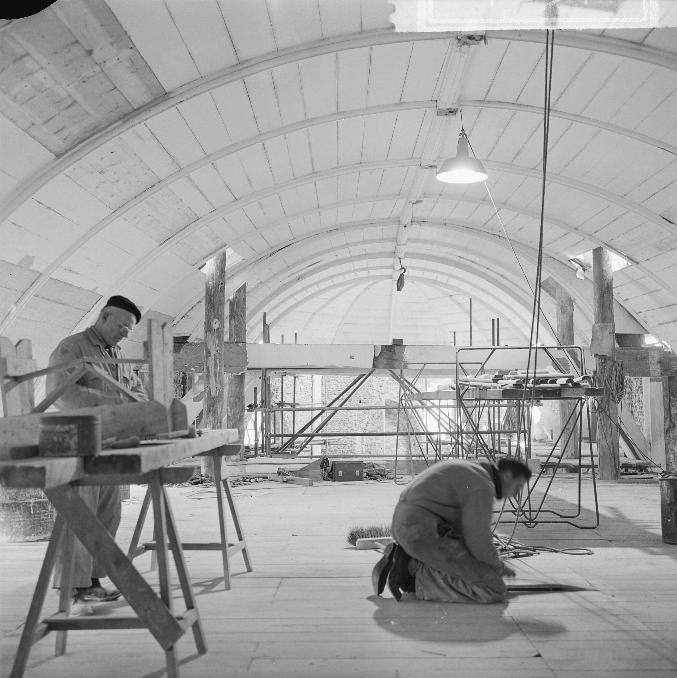 Fotocollectie Anefo — Restauratie Nederlands-Hervormde kerk te Krommenie, restaurateurs aan het werk — Foto: Wieleck, […] / Anefo. Licentie: Set B: Rechtenvrij / Publiek Domein. Bron: Nationaal Archief. http://hdl.handle.net/10648/aaa05ee4-d0b4-102d-bcf8-003048976d84