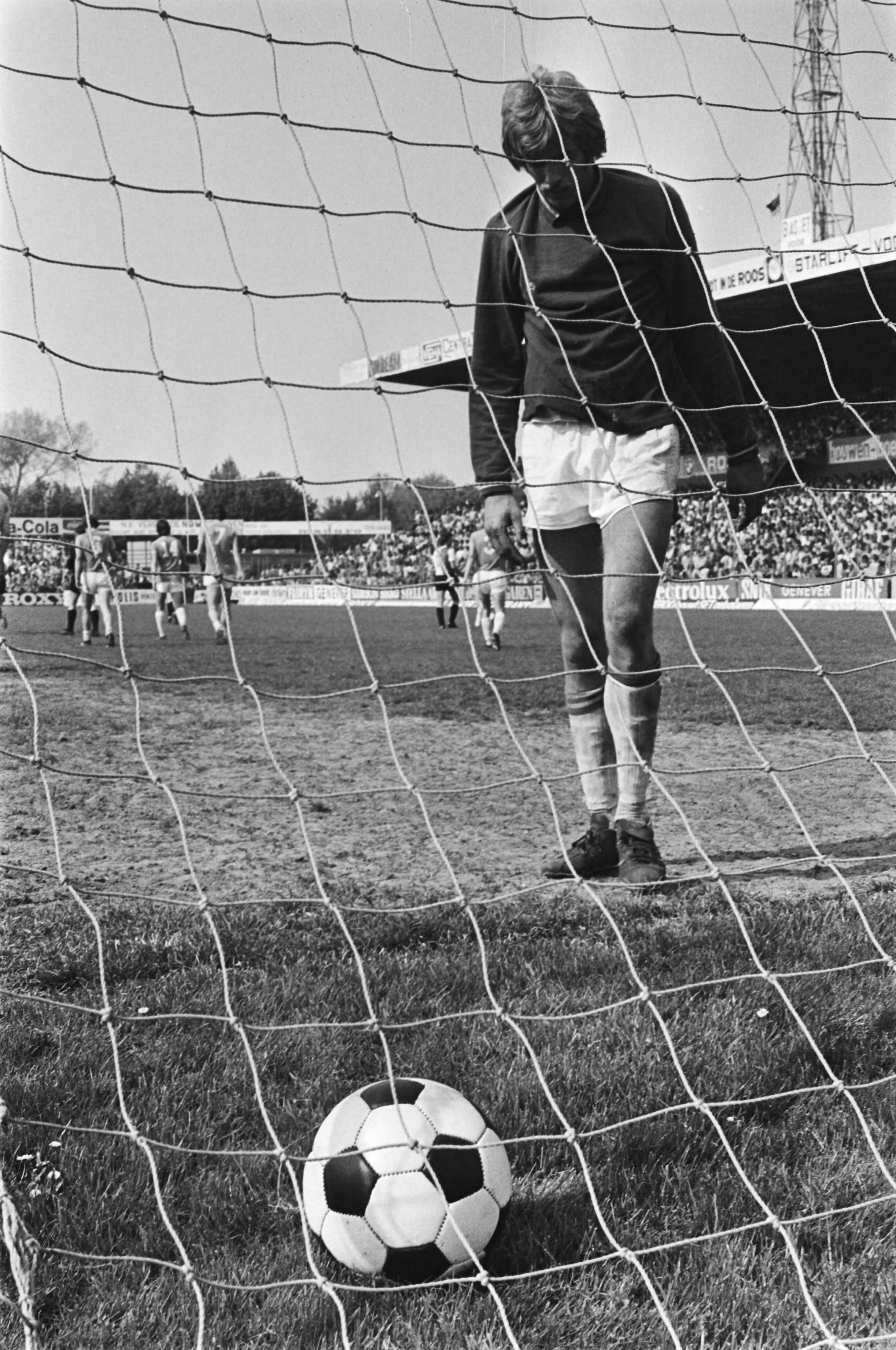 Fotocollectie Anefo — FC Den Haag tegen Feyenoord 1-8, Den Haag keeper Van Antwerpen haalt voor zesde maal bal uit doel — Foto: Mieremet, Rob / Anefo. Licentie: Set B: Rechtenvrij / Publiek Domein. Bron: Nationaal Archief. http://hdl.handle.net/10648/ac833a60-d0b4-102d-bcf8-003048976d84