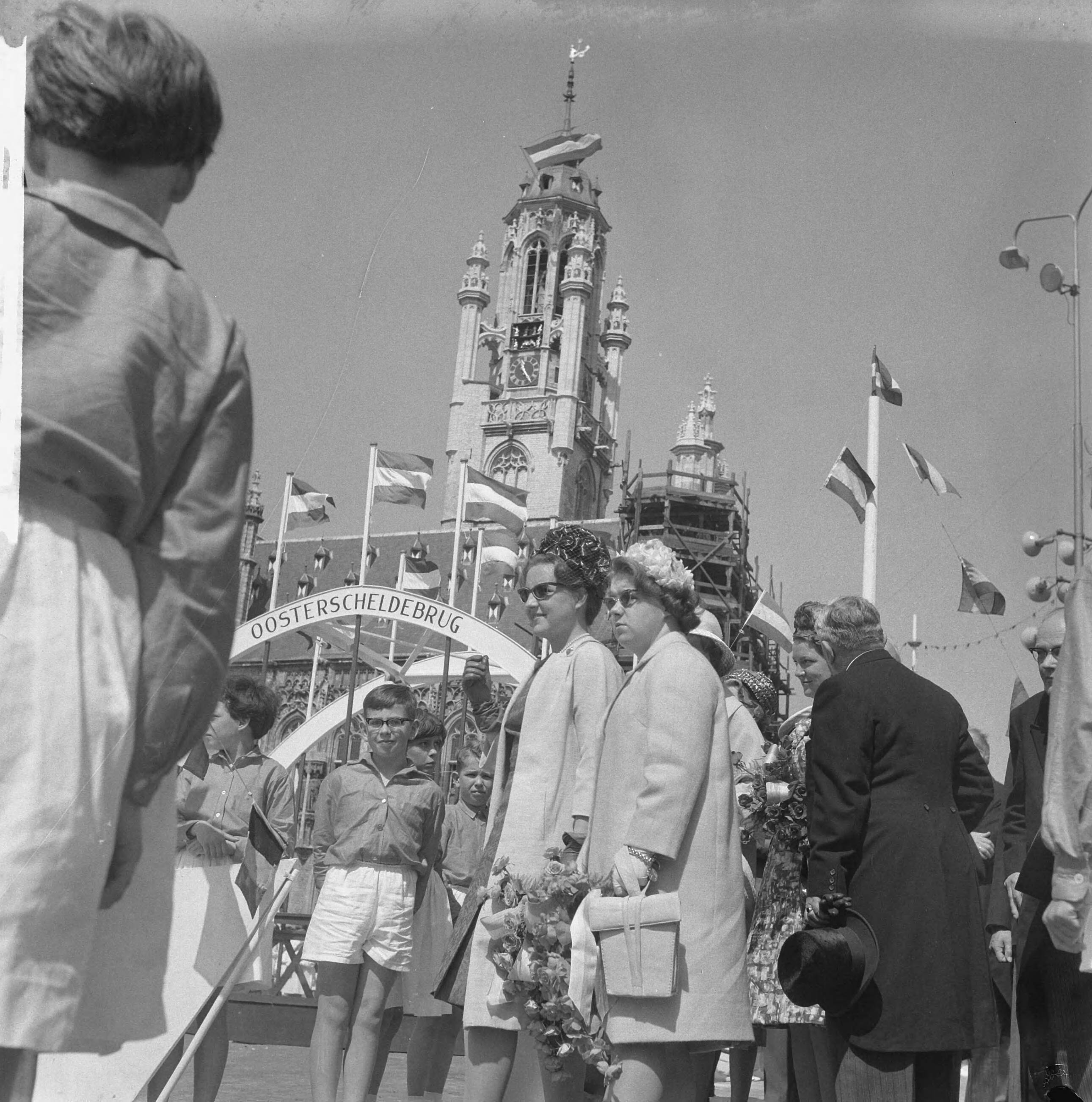 Koninklijk bezoek aan Zeeland (1962) — Koninklijke bezoek aan Middelburg (Irene, Marijke en Beatrix het plein) — Foto: Nijs, Jac. de / Anefo. Licentie: Set B: Rechtenvrij / Publiek Domein. Bron: Nationaal Archief. http://hdl.handle.net/10648/aa07468c-d0b4-102d-bcf8-003048976d84