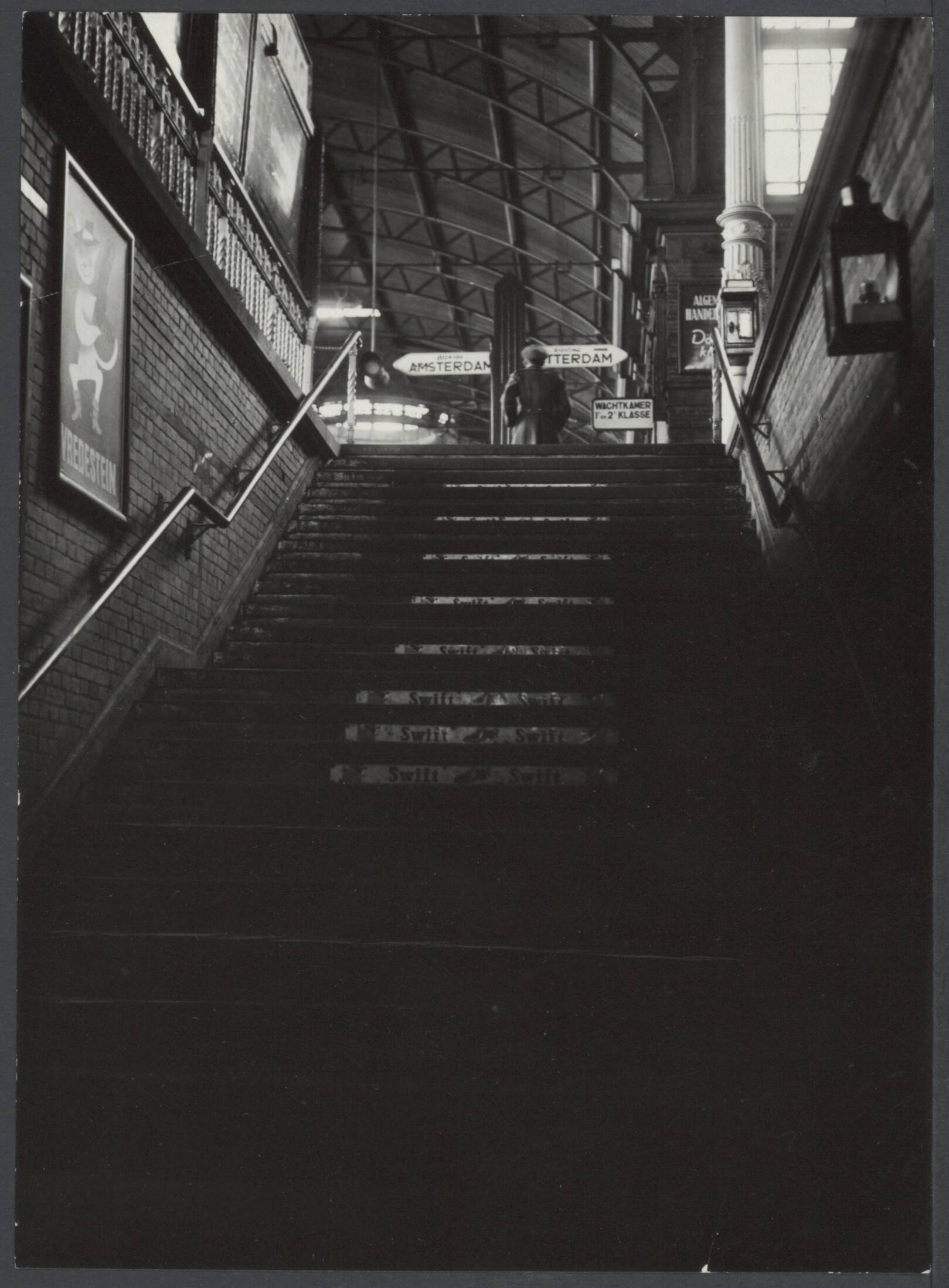 Stationsgebouwen - Nederland — Station Den Haag Hollands Spoor. Trap naar perron — Foto: Onbekend / Publiek Domein of Rechtenvrij. Licentie: Set B: Rechtenvrij / Publiek Domein. Bron: Nationaal Archief. http://hdl.handle.net/10648/47726e1f-7f3d-244e-34ab-5e62bdeabe9f
