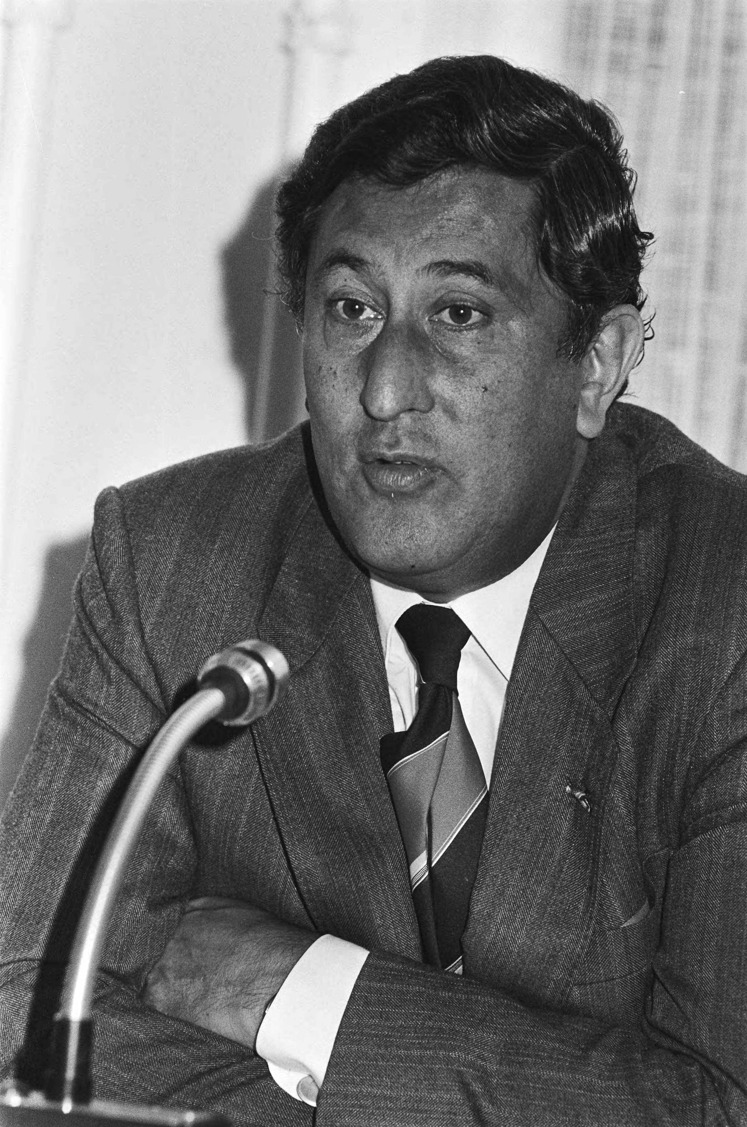 Fotocollectie Anefo — Persconferentie Avro; voorzitter Wallis de Vries — Foto: Bogaerts, Rob / Anefo. Licentie: Set B: Rechtenvrij / Publiek Domein. Bron: Nationaal Archief. http://hdl.handle.net/10648/ad49e944-d0b4-102d-bcf8-003048976d84