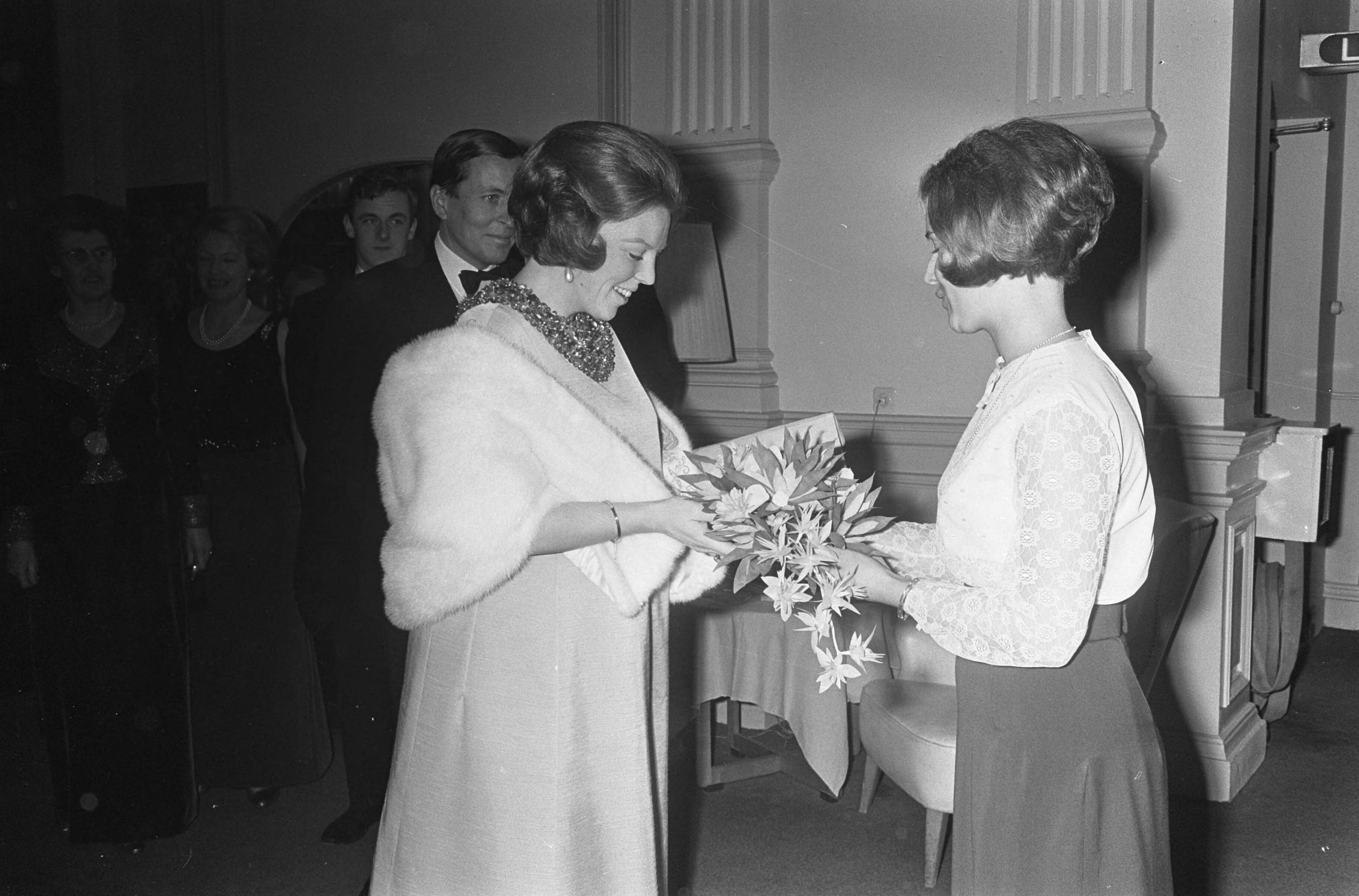 Fotocollectie Anefo — Prinses Beatrix en prins Claus bij Gala-concert Nederlands Studenten Orkest te Scheveningen — Foto: Koch, Eric / Anefo. Licentie: Set B: Rechtenvrij / Publiek Domein. Bron: Nationaal Archief. http://hdl.handle.net/10648/ab0daf26-d0b4-102d-bcf8-003048976d84