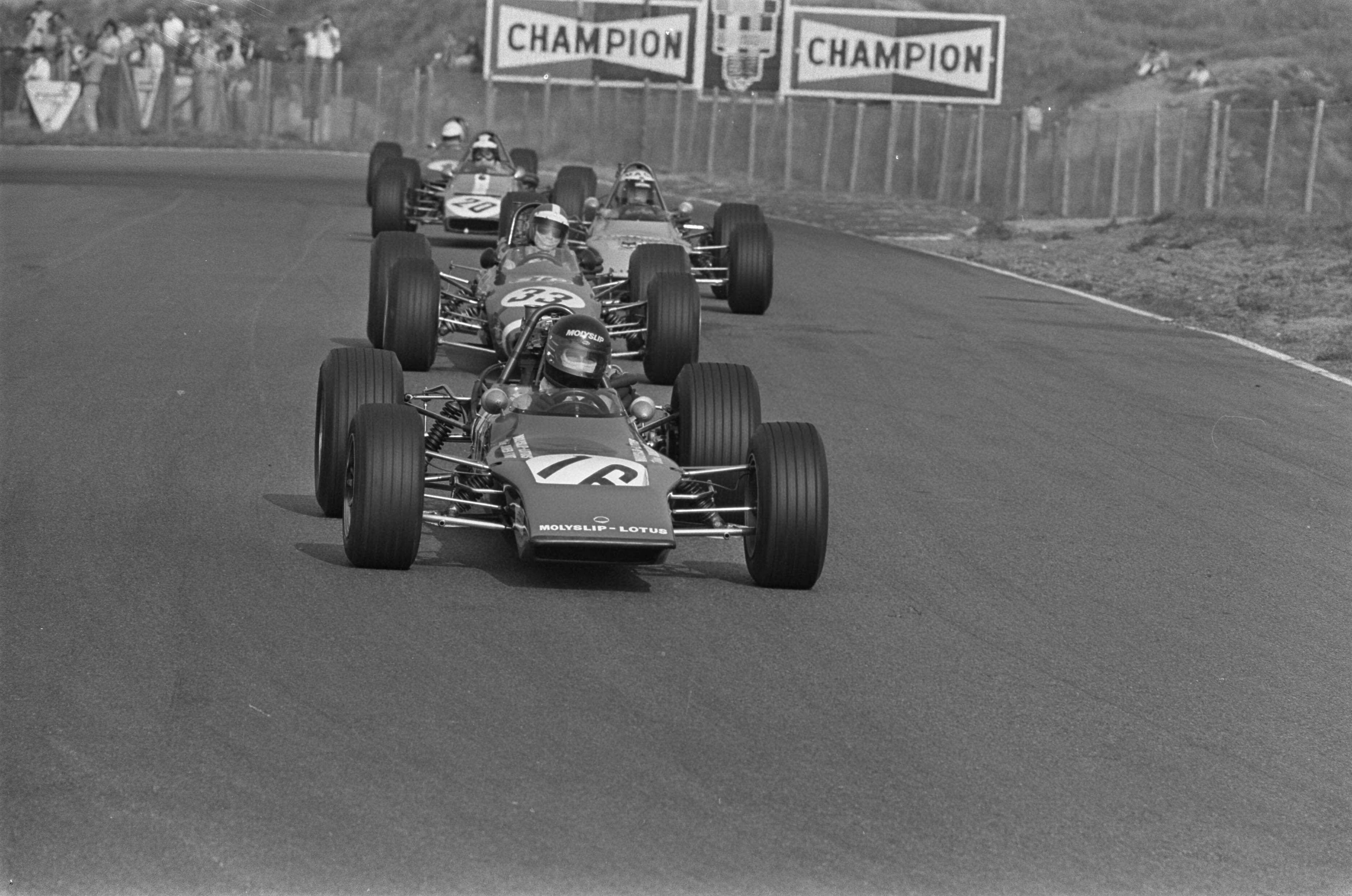 Fotocollectie Anefo — Autoraces op circuit Zandvoort, om Zandvoort Trophy; Formule III race , op kop nr. 16 Mames Hunt ; nr. 33 winnaar Jurg Dubler — Foto: Evers, Joost / Anefo. Licentie: Set B: Rechtenvrij / Publiek Domein. Bron: Nationaal Archief. http://hdl.handle.net/10648/aba13d22-d0b4-102d-bcf8-003048976d84