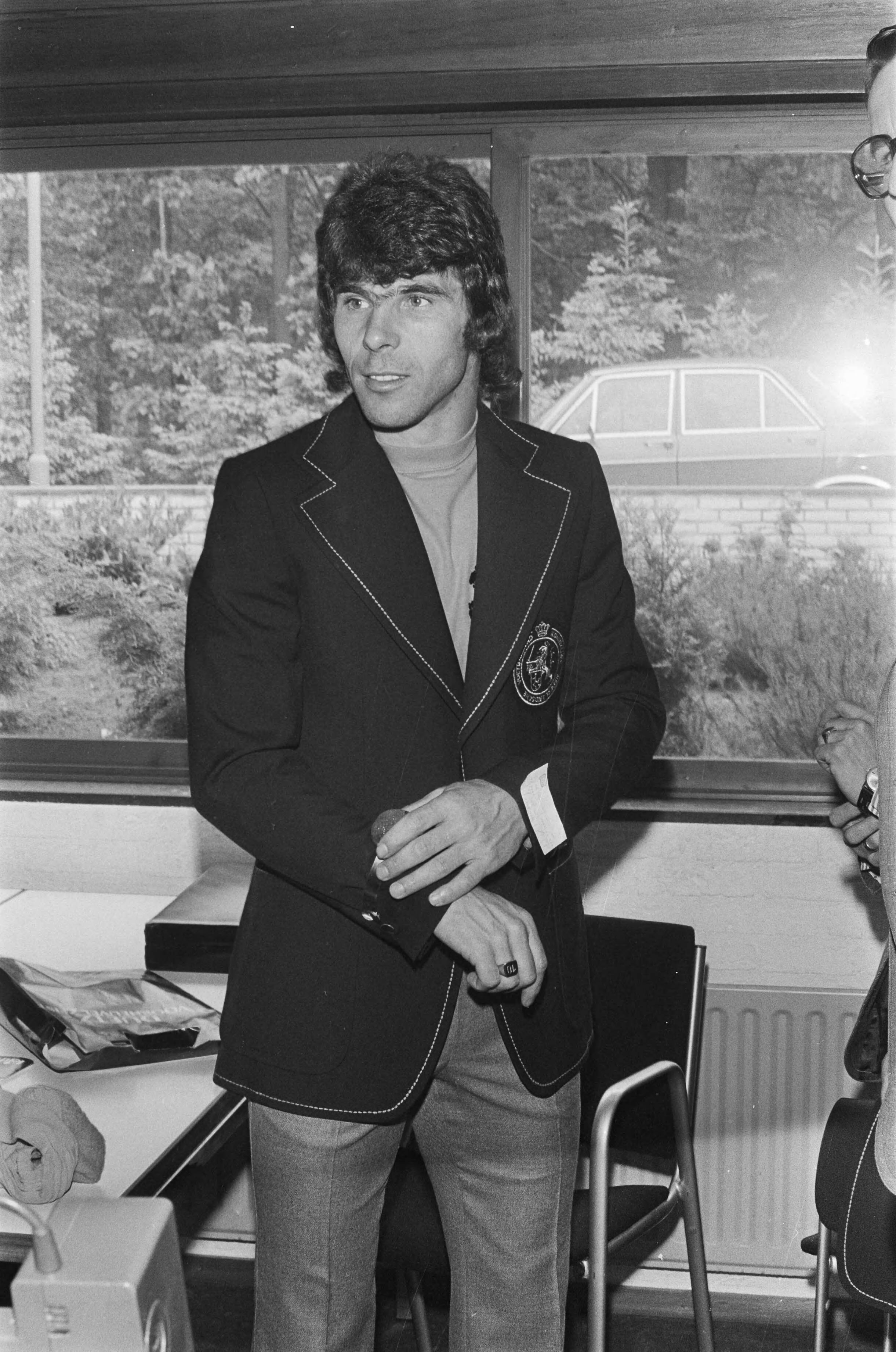 Fotocollectie Anefo — Selectie Nederlands elftal voor WK voetbal 1974 bijeen in Zeist; Wim van Hanegem in WK-kostuum — Foto: Mieremet, Rob / Anefo. Licentie: Set B: Rechtenvrij / Publiek Domein. Bron: Nationaal Archief. http://hdl.handle.net/10648/ac4c6b84-d0b4-102d-bcf8-003048976d84
