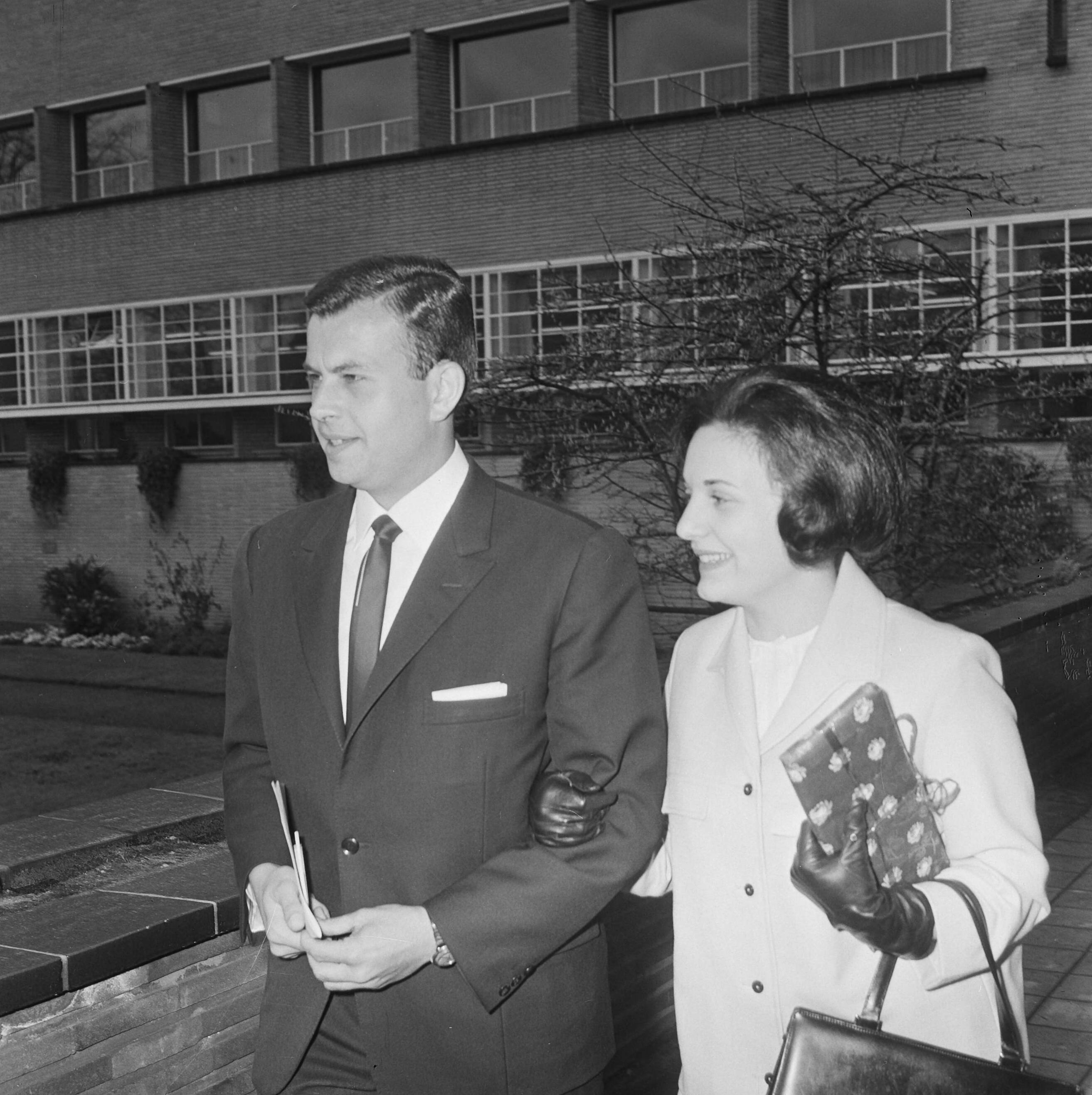 Fotocollectie Anefo — Anneke Beekman getrouwd op het stadhuis te Hilversum met Marcel A. Fournier, Anneke en haar man — Foto: Koch, Eric / Anefo. Licentie: Set B: Rechtenvrij / Publiek Domein. Bron: Nationaal Archief. http://hdl.handle.net/10648/aaa1031c-d0b4-102d-bcf8-003048976d84