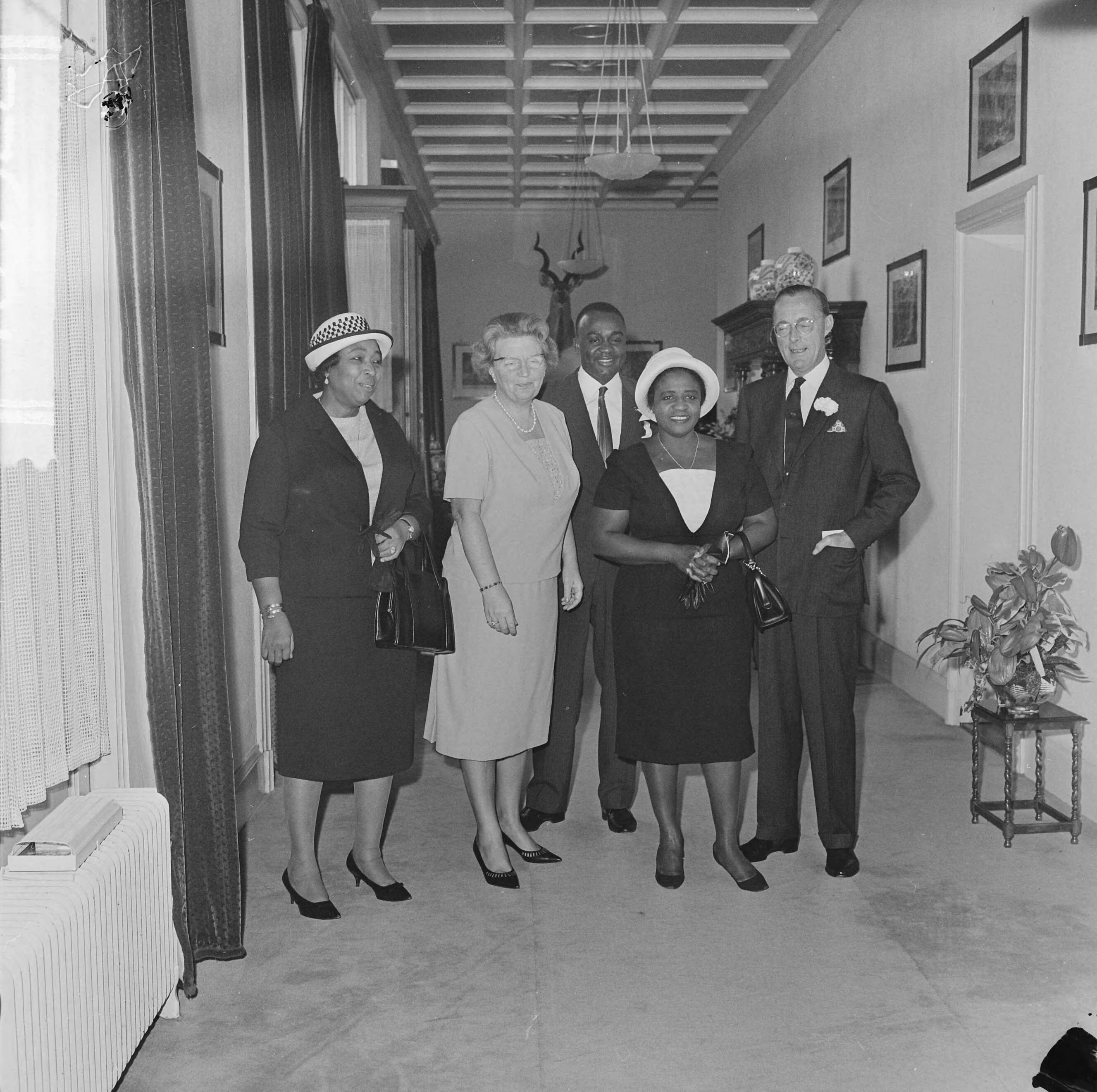 Koningin Juliana en prins Bernhard ontvangen mevrouw Tubman, echtgenote van de president van Liberia, op paleis Soestdijk — V.l.n.r. mevrouw De.Shield, echtgenote van de directeur-generaal van de Liberiaanse P.T.T., koningin Juliana, Shad Tubman (zoon), mevrouw Tubman en prins Bernhard — Foto: Koch, Eric / Anefo. Licentie: Set B: Rechtenvrij / Publiek Domein. Bron: Nationaal Archief. http://hdl.handle.net/10648/aa660cf8-d0b4-102d-bcf8-003048976d84