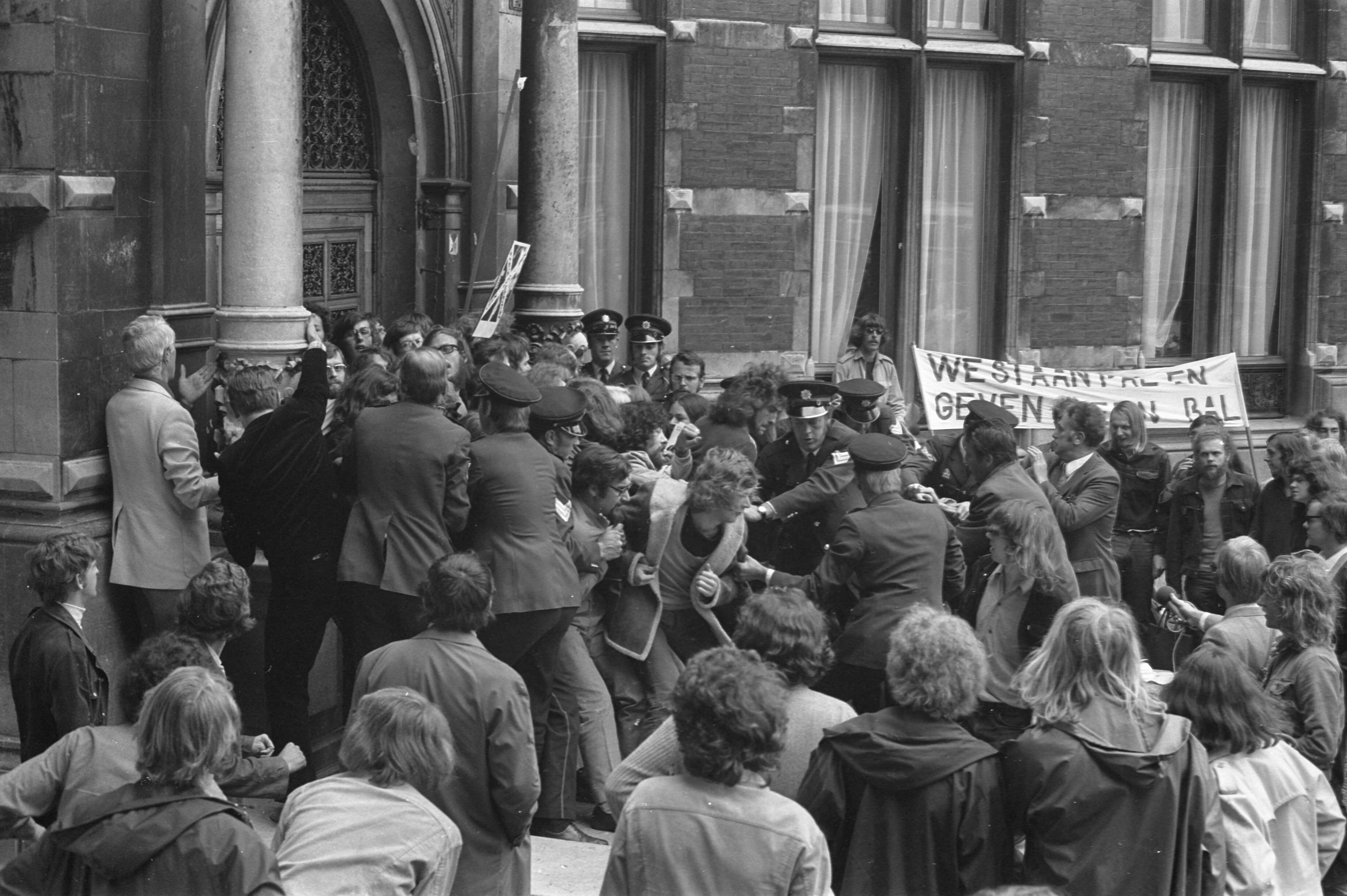 Fotocollectie Anefo — Utrechtse studenten proberen inschrijven studenten aan Universiteit te verhinderen uit protest tegen duizend gulden collegegeld, vechten met politie / — Foto: Punt, W. / Anefo. Licentie: Set B: Rechtenvrij / Publiek Domein. Bron: Nationaal Archief. http://hdl.handle.net/10648/abf30f08-d0b4-102d-bcf8-003048976d84