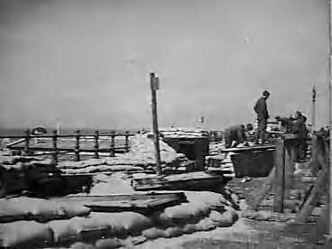 Fotocollectie Anefo / Londen — Nederlandse militairen maken loopgraven op de promenade van Scheveningen — Foto: British Admiralty. Licentie: Set B: Rechtenvrij / Publiek Domein. Bron: Nationaal Archief. http://hdl.handle.net/10648/ad83b2be-d0b4-102d-bcf8-003048976d84