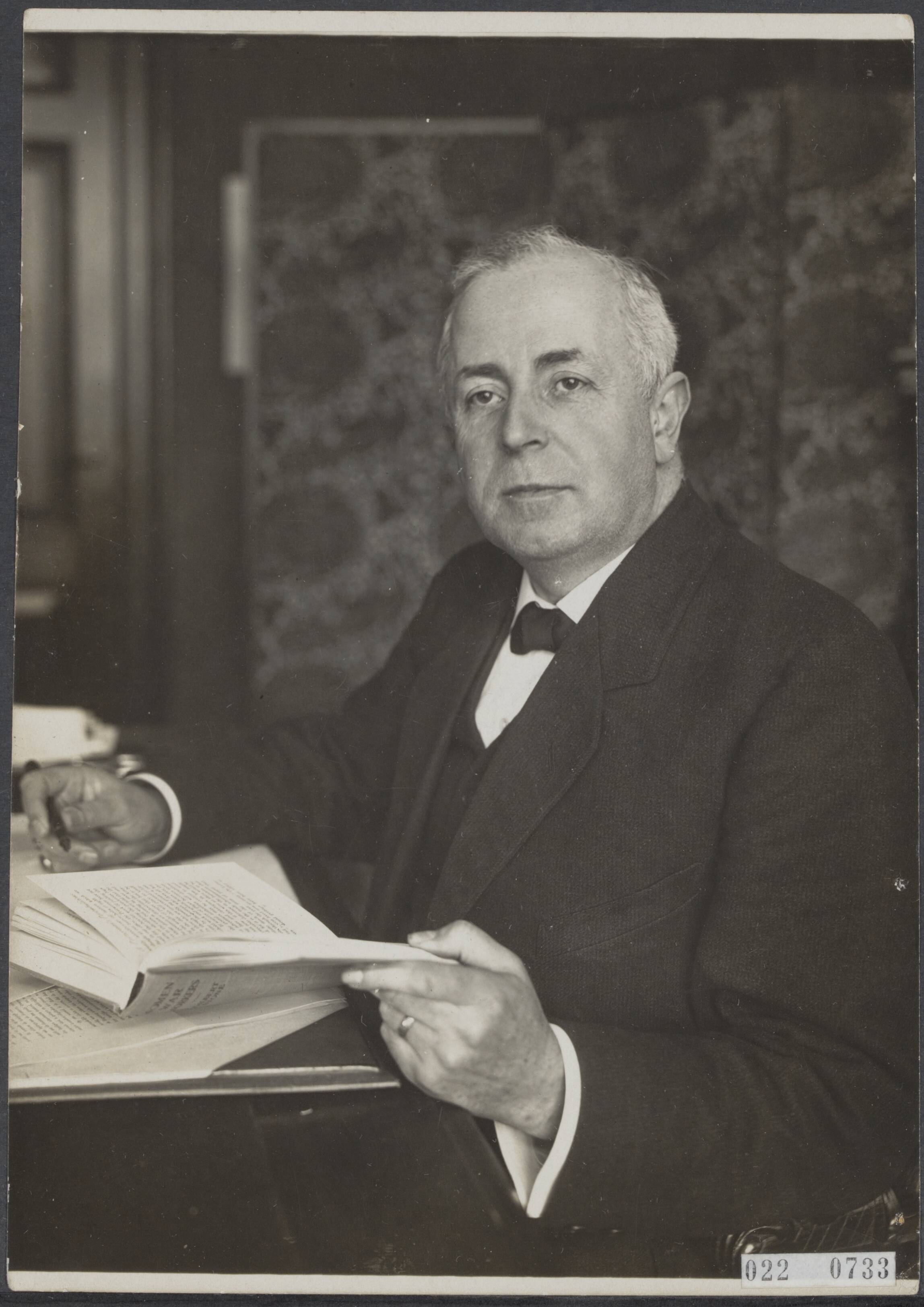 Fotocollectie Elsevier Binnenland — Dr. van Leeuwen, wethouder van Onderwijs van Utrecht — Foto: N.V. Vereenigde Fotobureaux. Licentie: Set B: Rechtenvrij / Publiek Domein. Bron: Nationaal Archief. http://hdl.handle.net/10648/add2fdba-d0b4-102d-bcf8-003048976d84