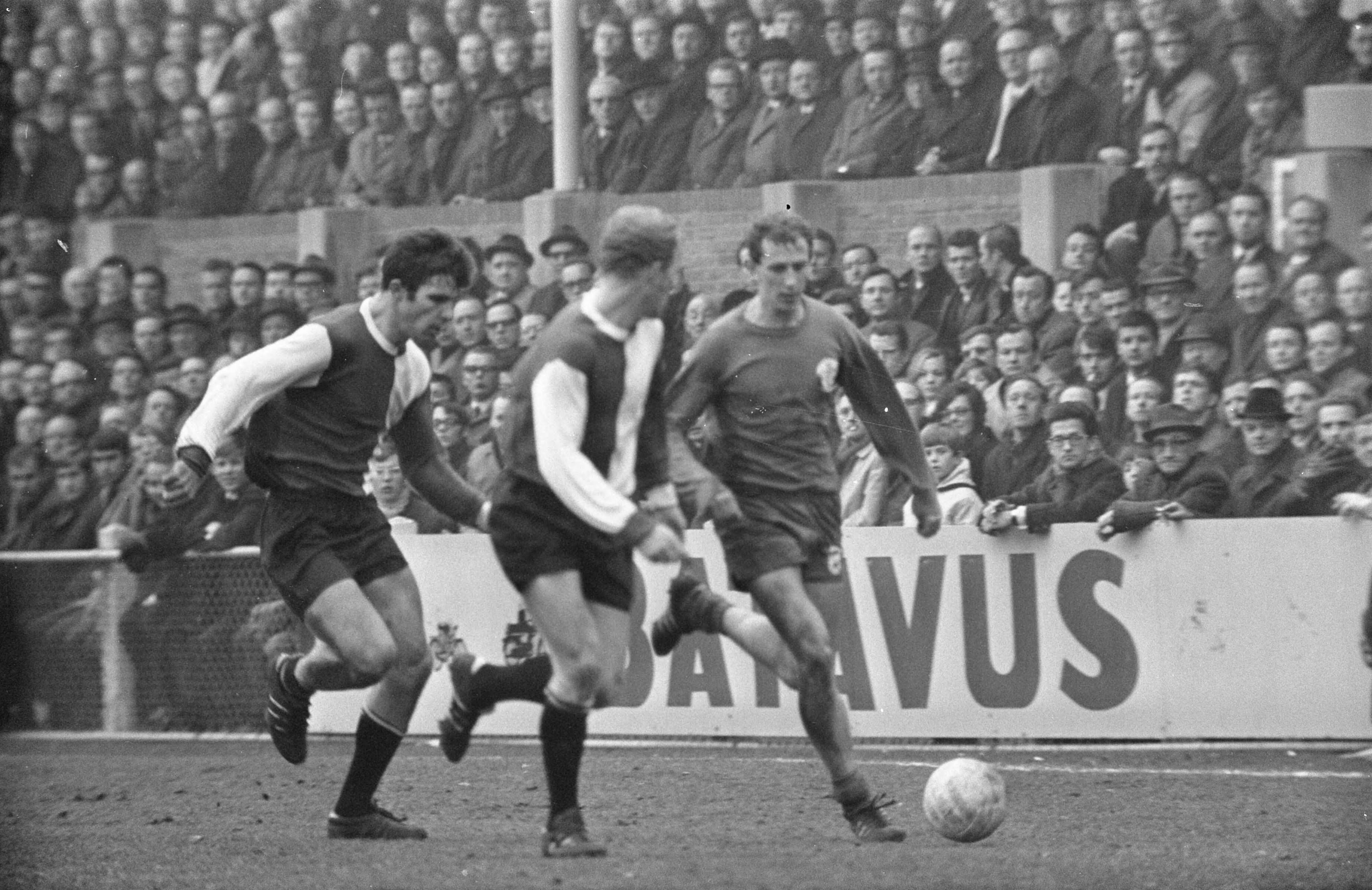 Fotocollectie Anefo — NAC tegen Feijenoord 3-1 links van Hanegem moet verdediger Romeijn (midden) te hulp komen — Foto: Koch, Eric / Anefo. Licentie: Set B: Rechtenvrij / Publiek Domein. Bron: Nationaal Archief. http://hdl.handle.net/10648/ab608bb0-d0b4-102d-bcf8-003048976d84