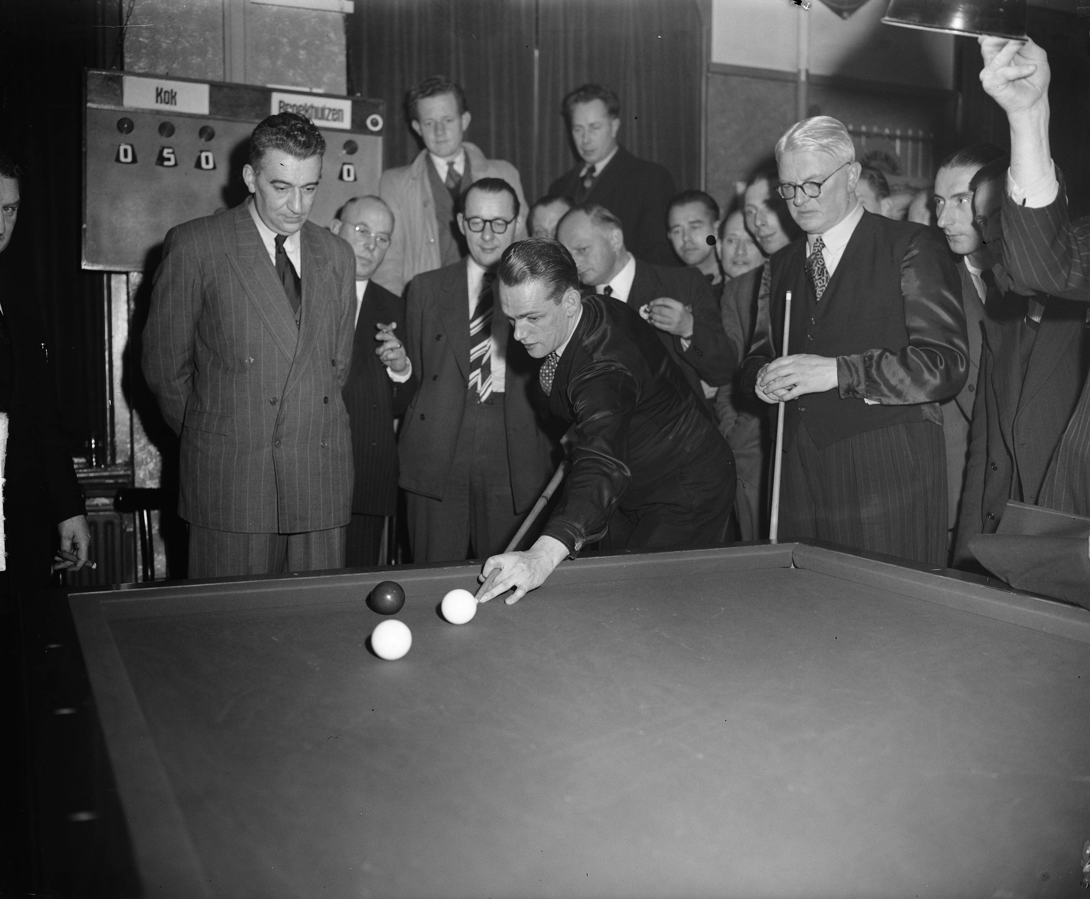 Fotocollectie Anefo — Kampioenschap driebanden in Den Haag. Wevers aan stoot — Foto: Duinen, H. van / Anefo. Licentie: Set B: Rechtenvrij / Publiek Domein. Bron: Nationaal Archief. http://hdl.handle.net/10648/a8e56270-d0b4-102d-bcf8-003048976d84