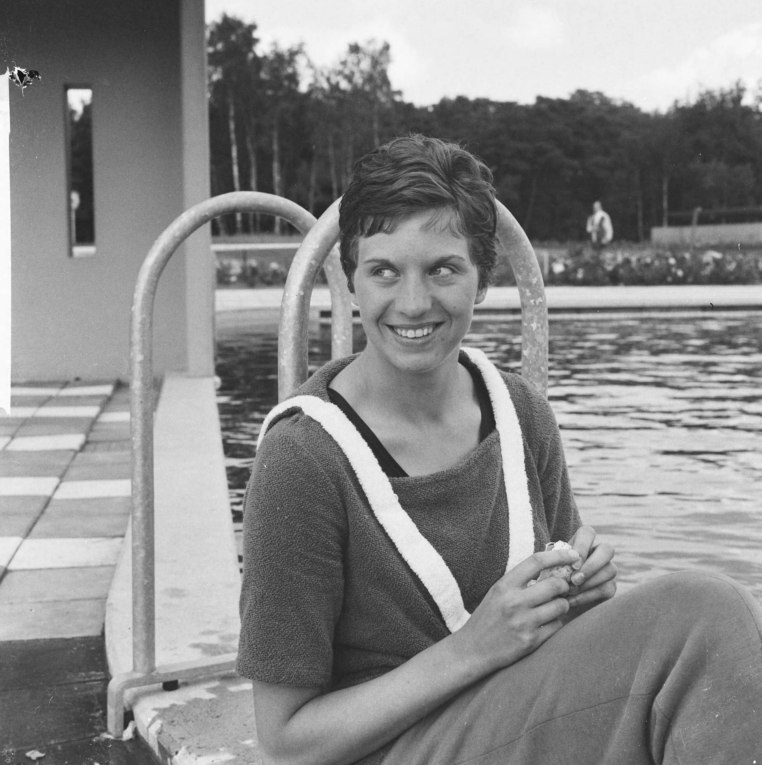 Fotocollectie Anefo — Zwemkampioenschappen in Soest ( Ria van Velzen portret) — Foto: Koch, Eric / Anefo. Licentie: Set B: Rechtenvrij / Publiek Domein. Bron: Nationaal Archief. http://hdl.handle.net/10648/aa125f22-d0b4-102d-bcf8-003048976d84