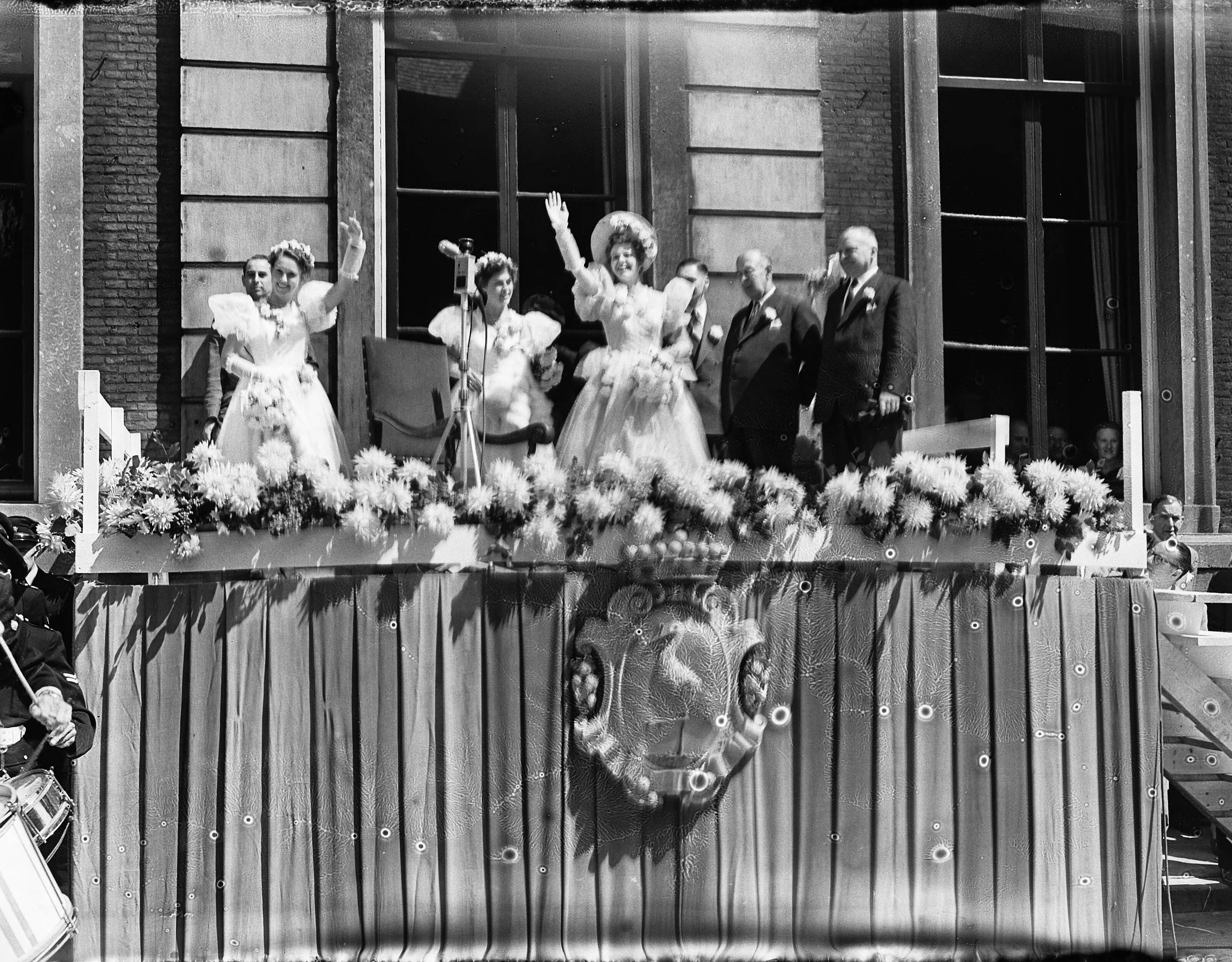 Fotocollectie Anefo — Intocht Bloemenkoningin in Den Haag — Foto: Bilsen, Joop van / Anefo. Licentie: Set B: Rechtenvrij / Publiek Domein. Bron: Nationaal Archief. http://hdl.handle.net/10648/ad763012-d0b4-102d-bcf8-003048976d84
