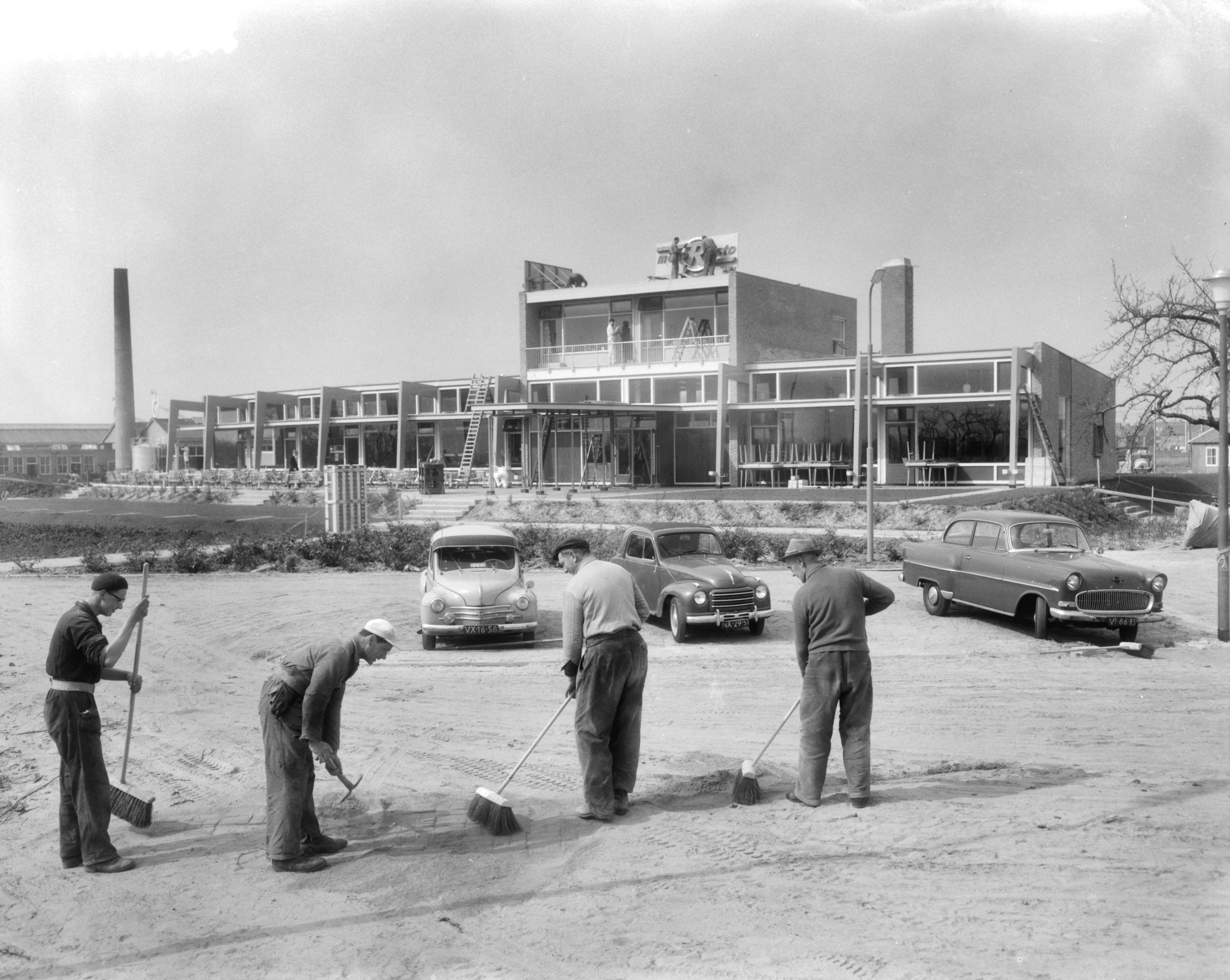 Fotocollectie Anefo — Eerste Nederlandse restaurant langs een autosnelweg Arnhem-Utrecht (A12) bij Bunnik. De Motorresto, met daarvoor de parkeerplaats — Foto: Pot, Harry / Anefo. Licentie: Set B: Rechtenvrij / Publiek Domein. Bron: Nationaal Archief. http://hdl.handle.net/10648/a990dd58-d0b4-102d-bcf8-003048976d84