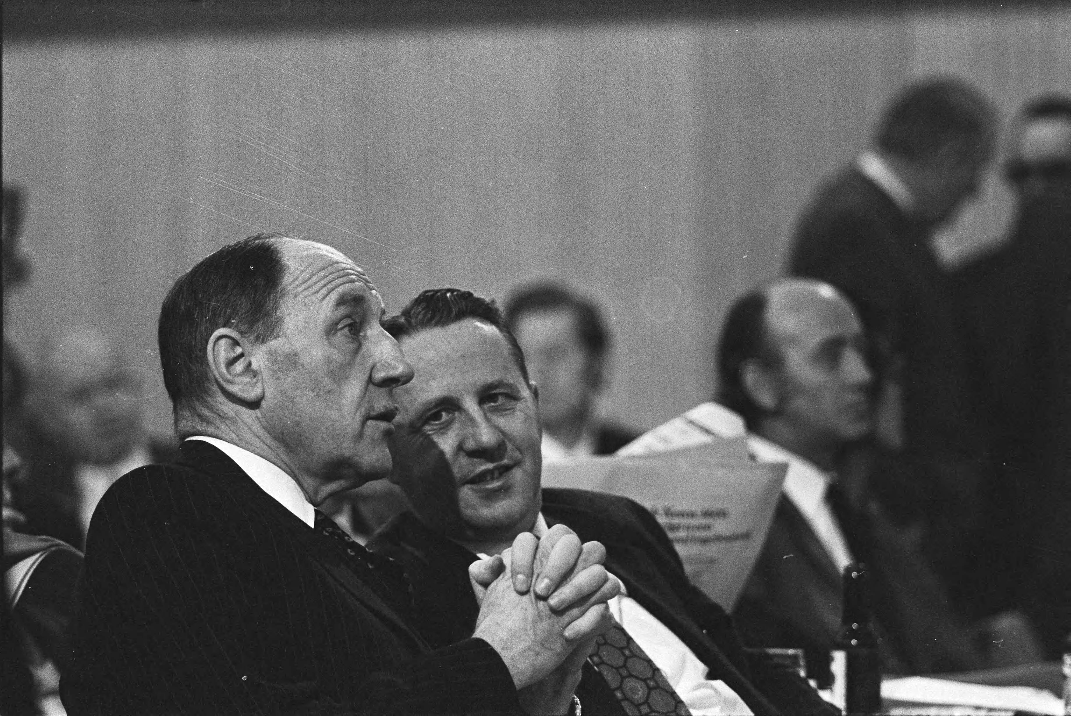 Fotocollectie Anefo — KVP-Partijraad in Den Haag ; links Luns en Veerman (ARP) — Foto: Koch, Eric / Anefo. Licentie: Set B: Rechtenvrij / Publiek Domein. Bron: Nationaal Archief. http://hdl.handle.net/10648/aba93400-d0b4-102d-bcf8-003048976d84