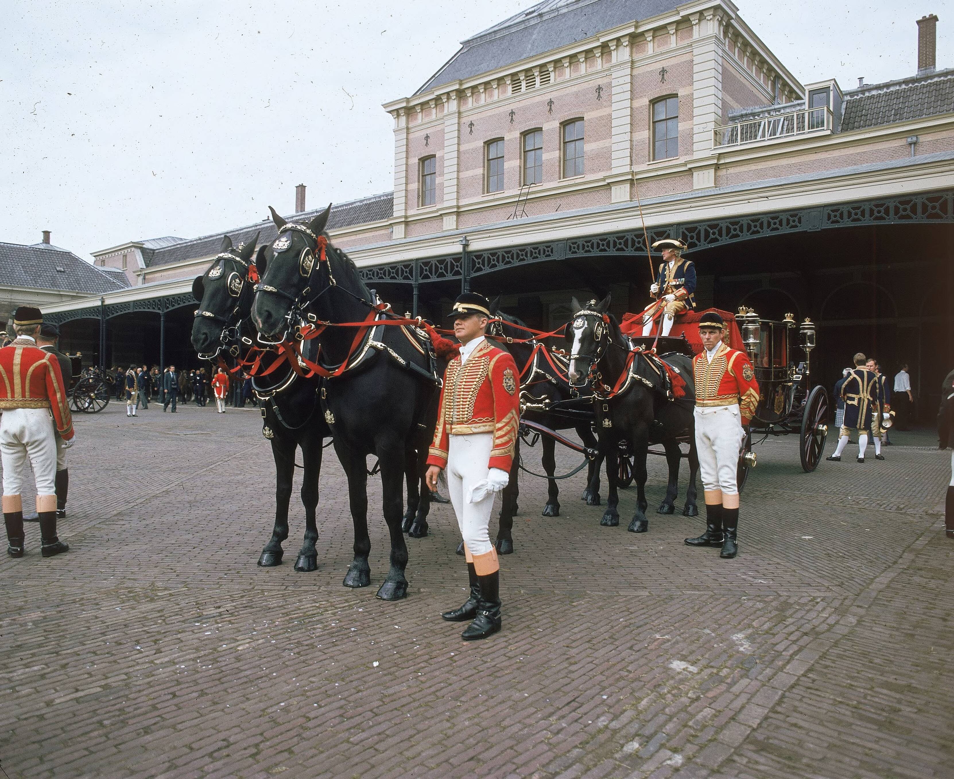 Fotocollectie RVD / Koninklijk Huis — Prinsjesdag Ð volgrijtuig met stalpersoneel en paarden op de binnenplaats van de koninklijke stallen aan de Noordwal in Den Haag — Foto: Mastenbroek, Cees / RVD. Licentie: Set B: Rechtenvrij / Publiek Domein. Bron: Nationaal Archief. http://hdl.handle.net/10648/afb27412-d0b4-102d-bcf8-003048976d84