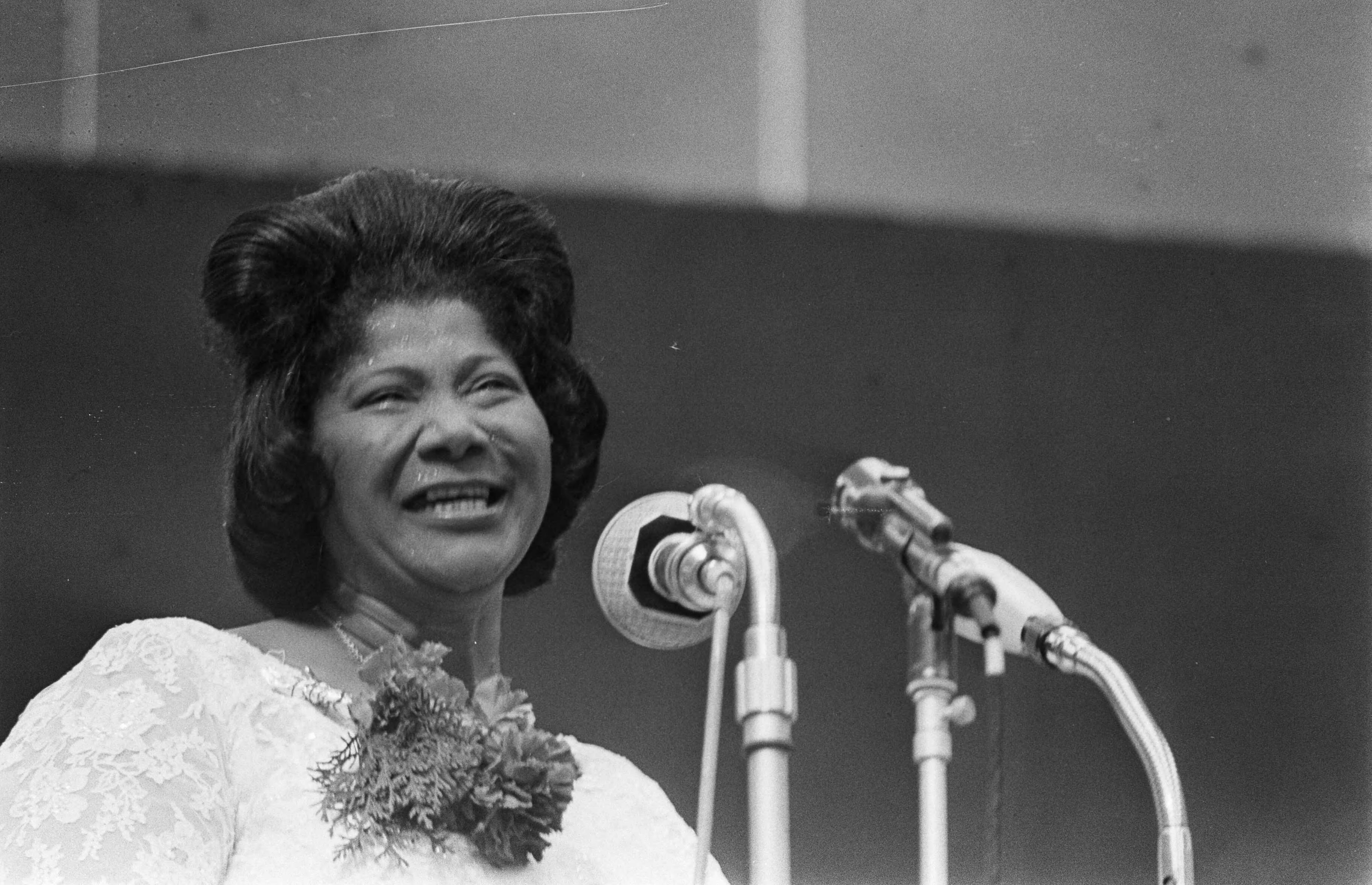 Fotocollectie Anefo — Mahalia Jackson tijdens haar optreden in de Irenehal in Utrecht voor jeugdmanifestatie Jeugd en Bijbel , tijdens haar optreden / — Foto: Gelderen, Hugo van / Anefo. Licentie: Set B: Rechtenvrij / Publiek Domein. Bron: Nationaal Archief. http://hdl.handle.net/10648/aa681584-d0b4-102d-bcf8-003048976d84