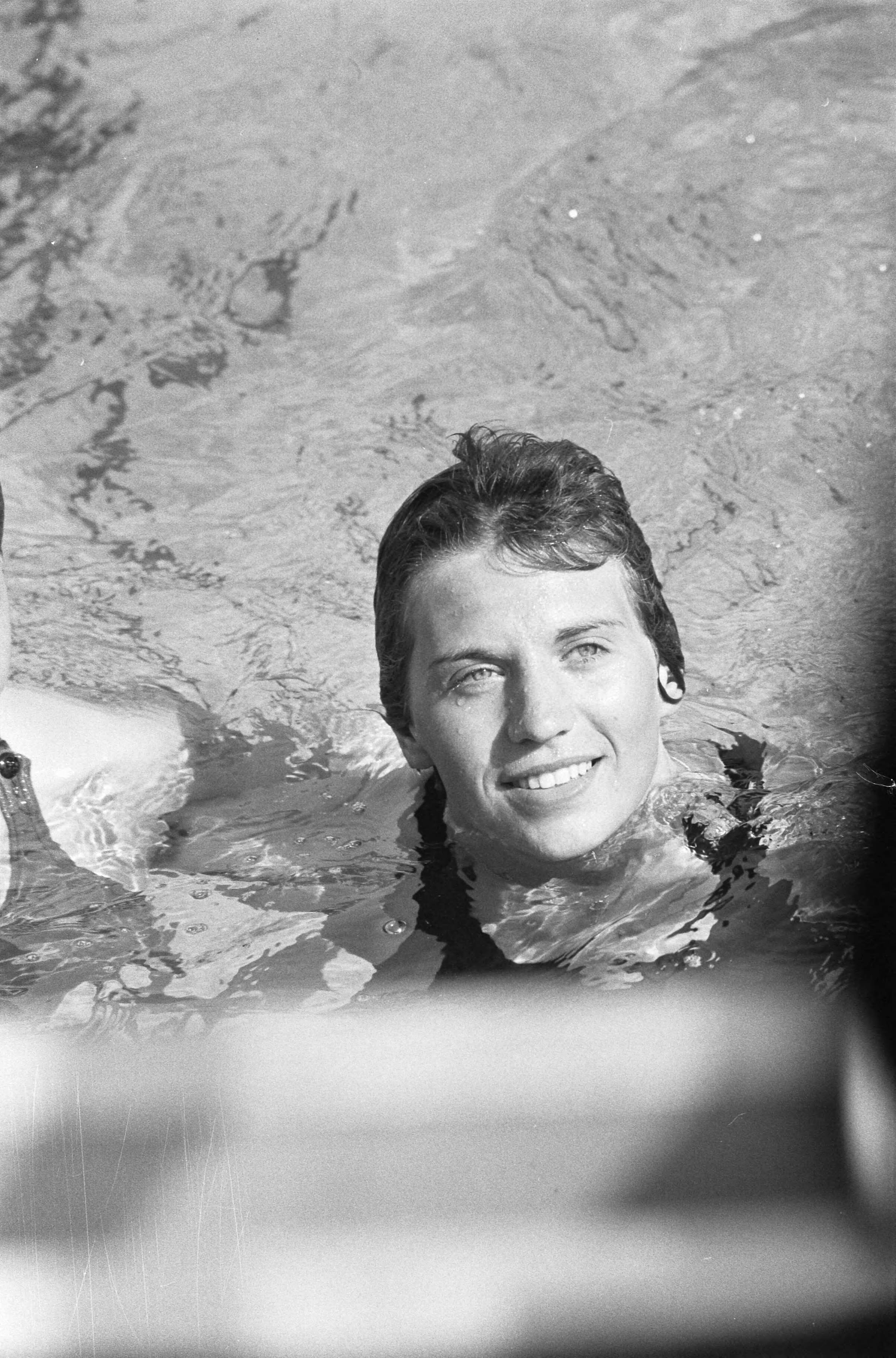 Fotocollectie Anefo — Tweede zwemselectiewedstrijden voor Olympische Spelen in Haarlem, Ria van Velsen — Foto: Pot, Harry / Anefo. Licentie: Set B: Rechtenvrij / Publiek Domein. Bron: Nationaal Archief. http://hdl.handle.net/10648/a9b50a70-d0b4-102d-bcf8-003048976d84